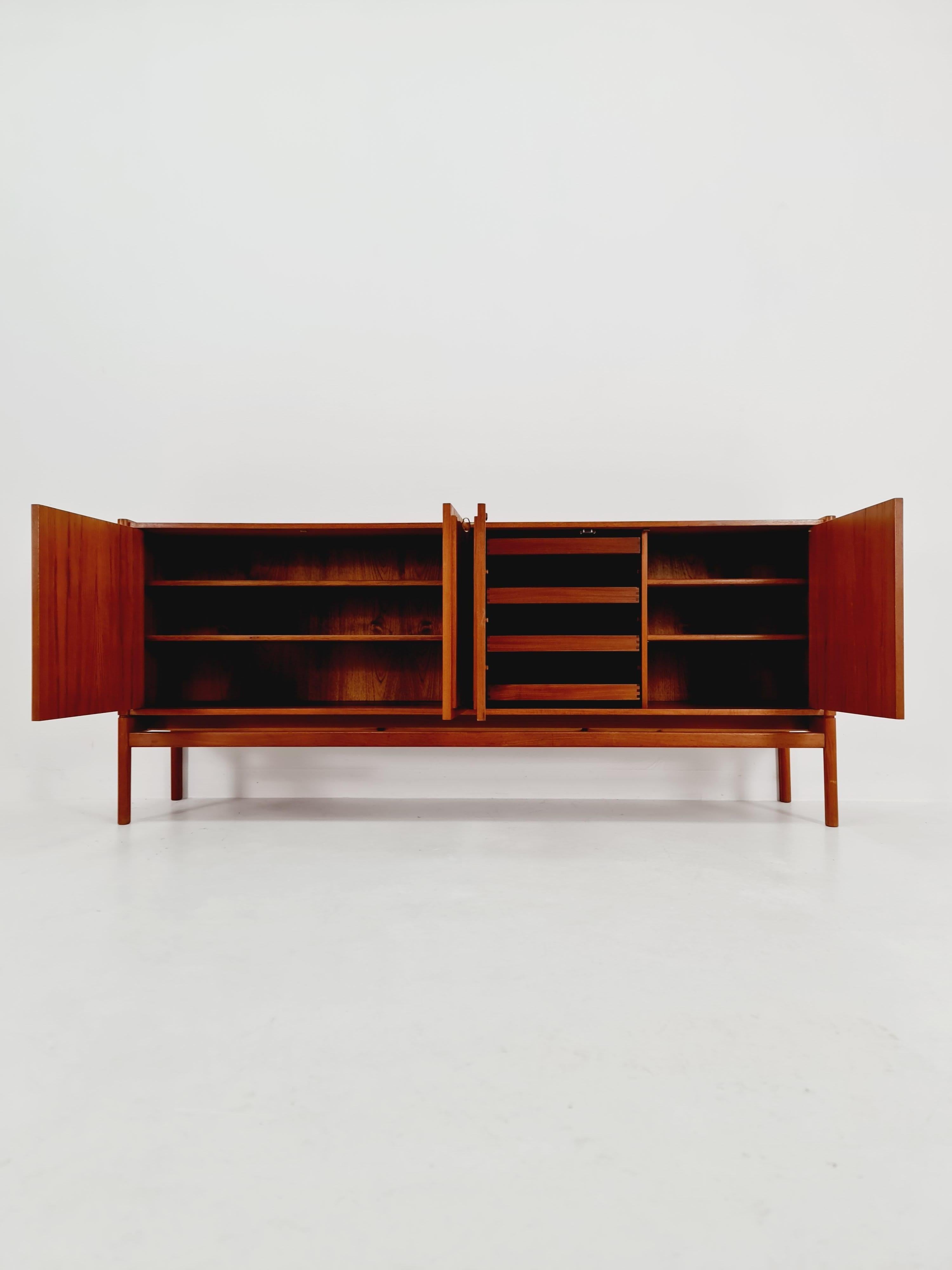 Europeo Rara credenza danese d'epoca della metà del secolo scorso di Arne Halvorsen per L.Jacobsen, 1960 in vendita