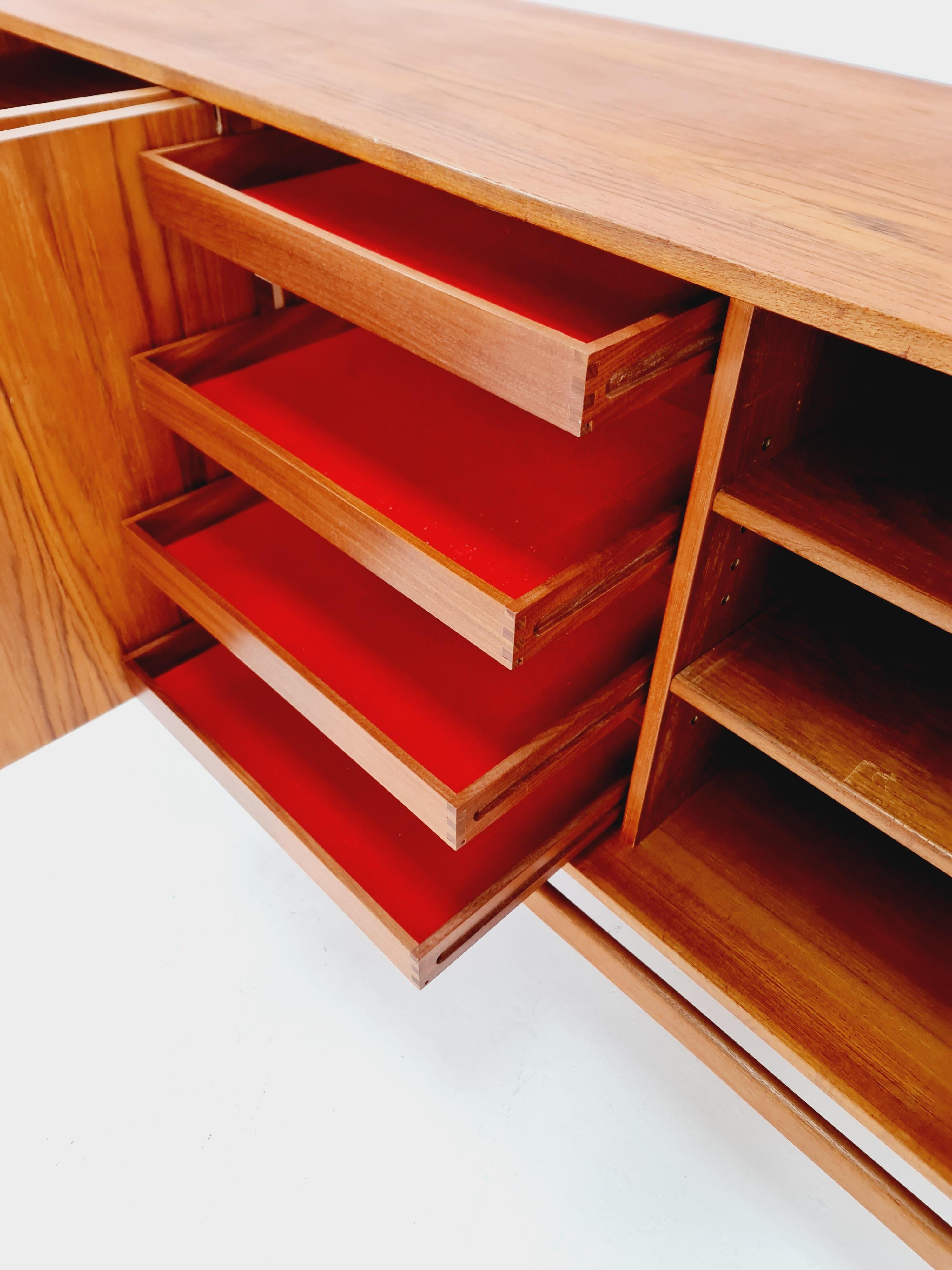 Rara credenza danese d'epoca della metà del secolo scorso di Arne Halvorsen per L.Jacobsen, 1960 In condizioni buone in vendita a Gaggenau, DE