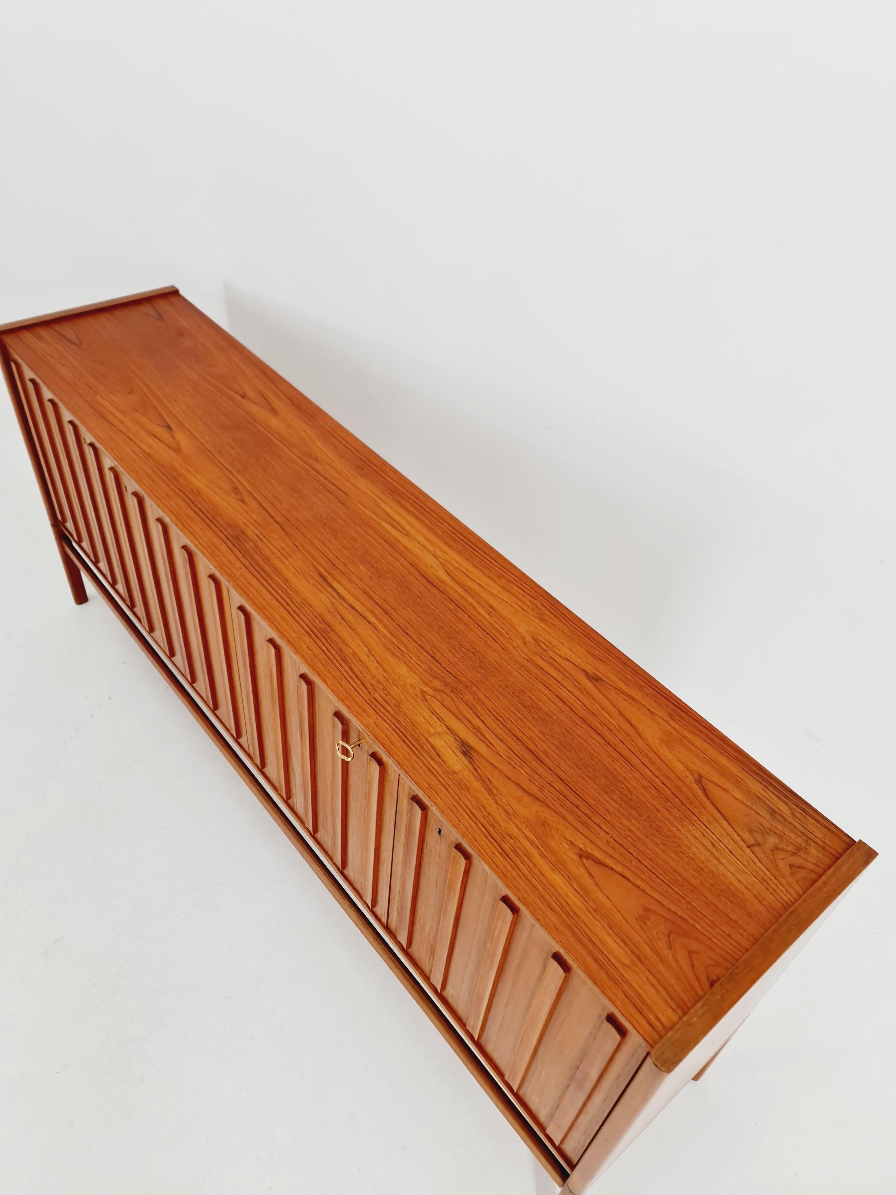 Metà XX secolo Rara credenza danese d'epoca della metà del secolo scorso di Arne Halvorsen per L.Jacobsen, 1960 in vendita