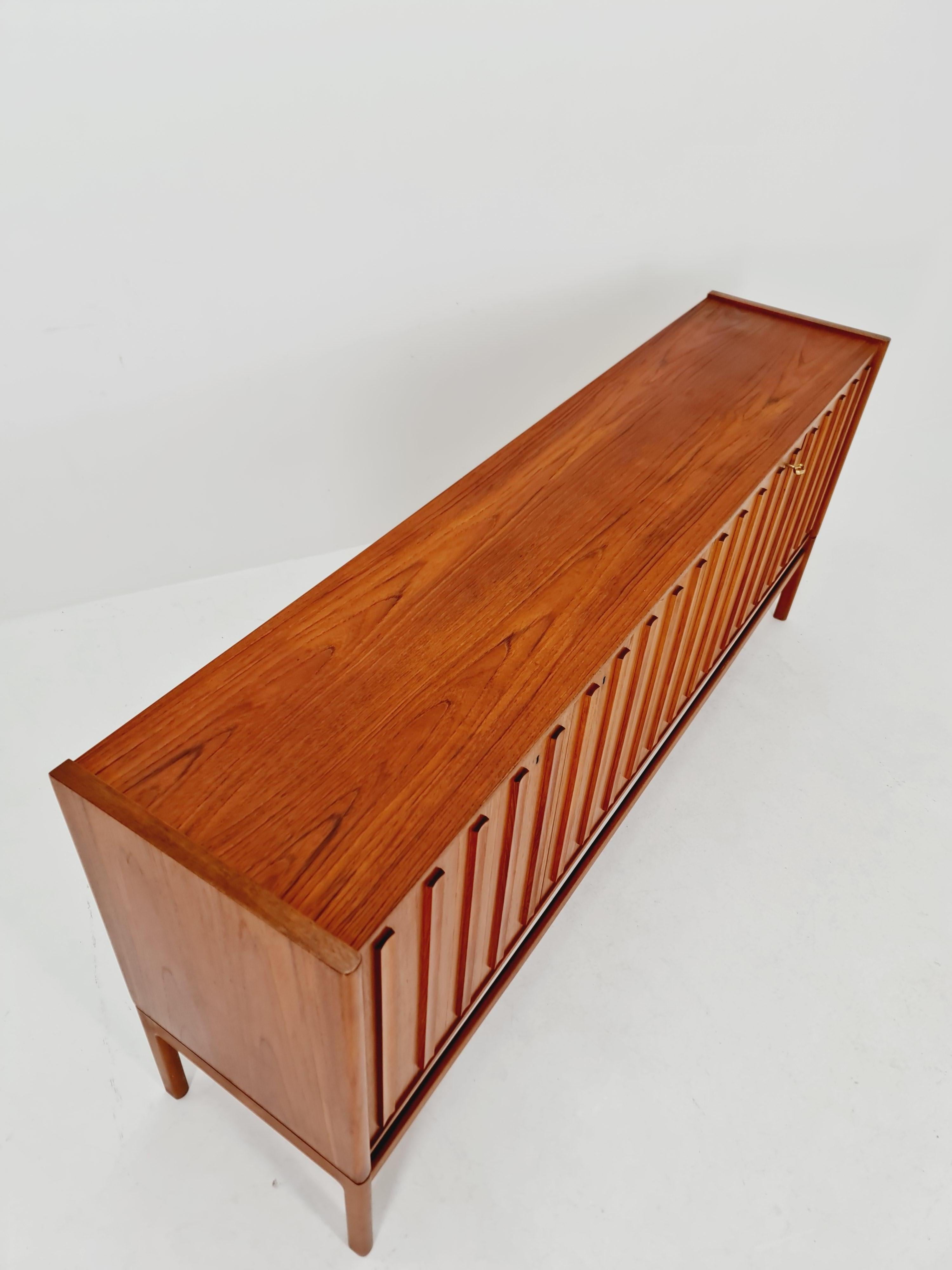 Teak Rara credenza danese d'epoca della metà del secolo scorso di Arne Halvorsen per L.Jacobsen, 1960 in vendita