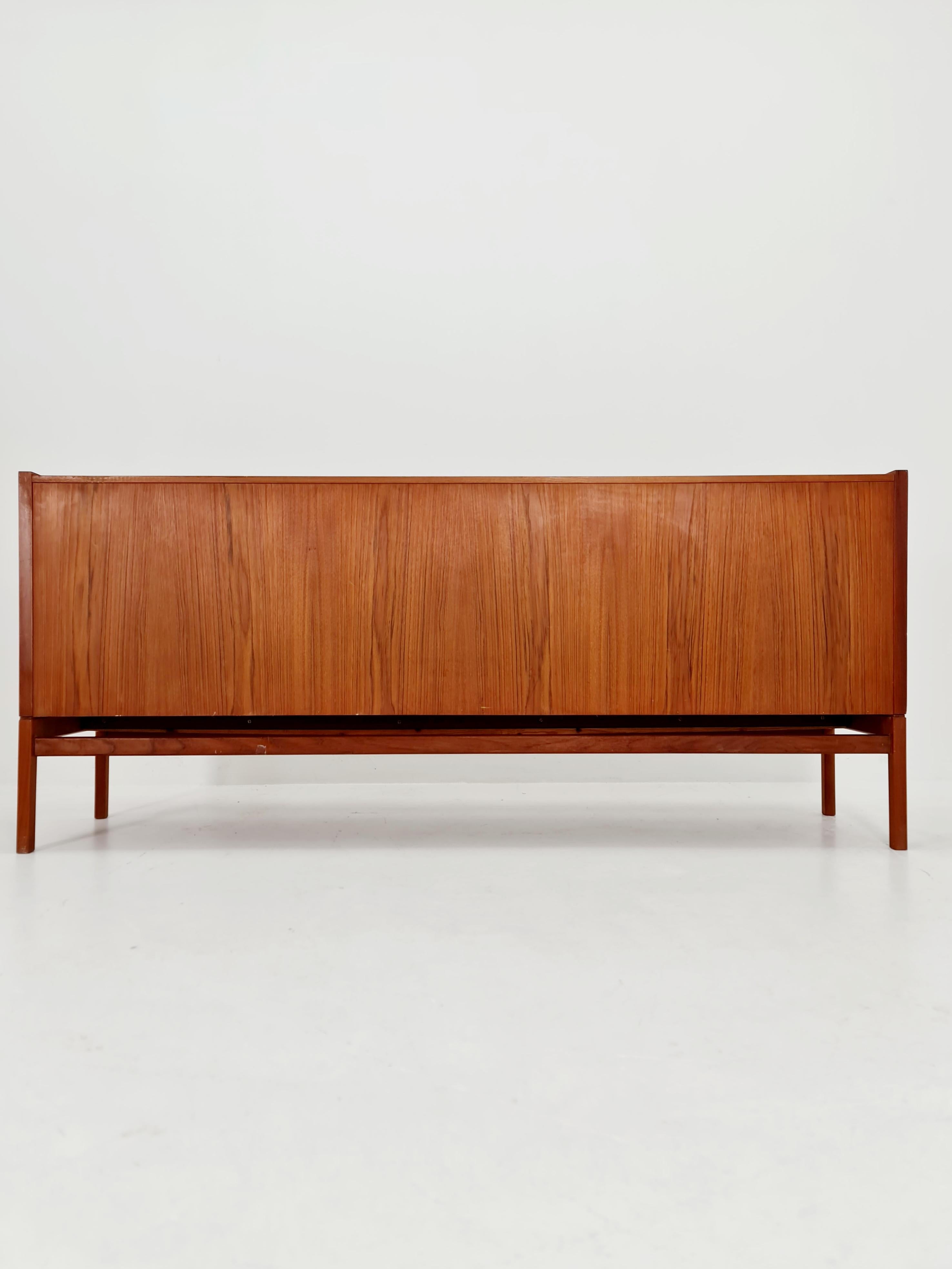 Rara credenza danese d'epoca della metà del secolo scorso di Arne Halvorsen per L.Jacobsen, 1960 in vendita 1