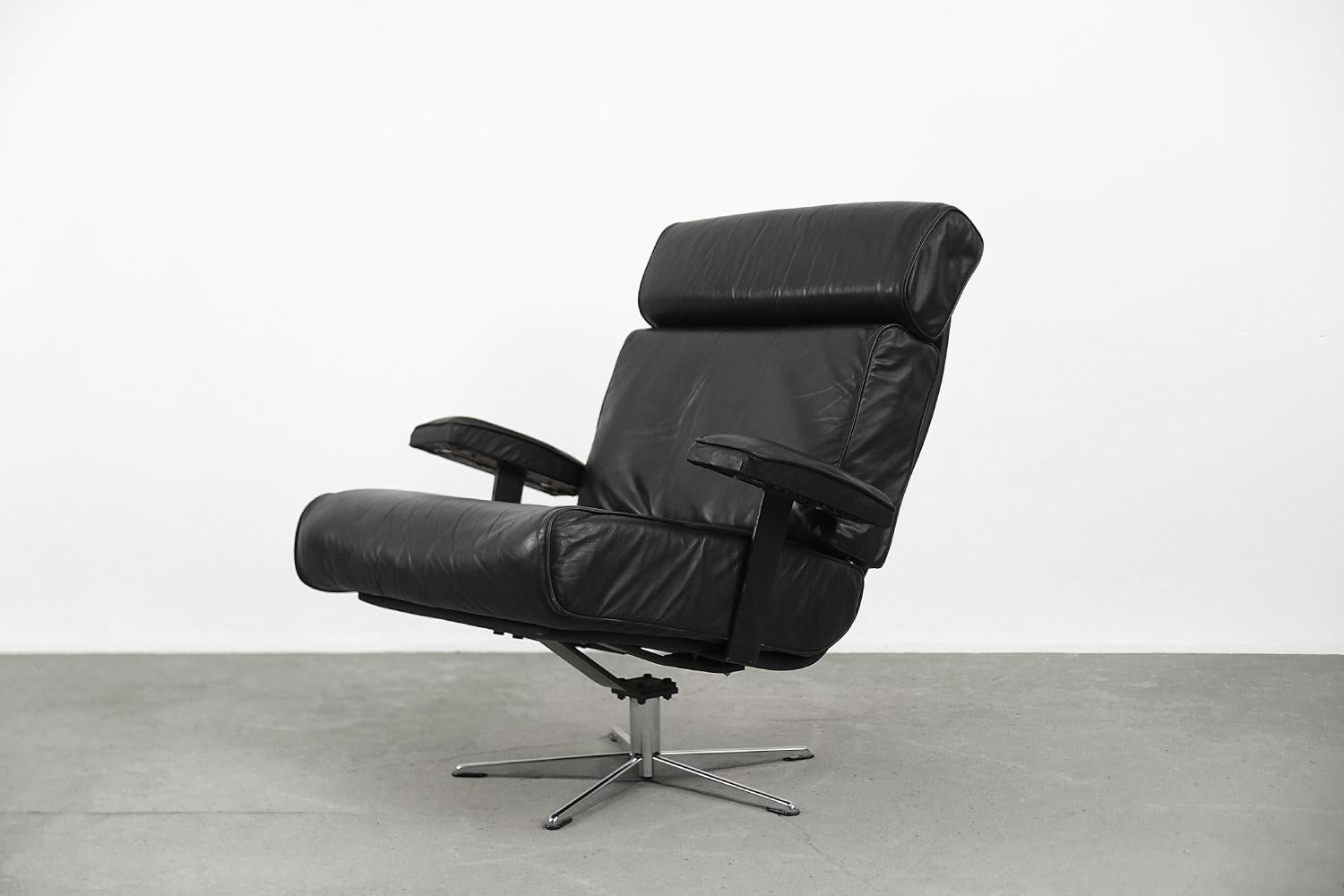 Dieser Bürodrehsessel wurde in den 1960er Jahren in Deutschland hergestellt. Der Rahmen ist aus Metall gefertigt. Der Stuhl ist mit echtem weichem Leder in schwarzer Farbe gepolstert. Die Kopfstütze ist mit einer Lederüberlappung versehen und wird