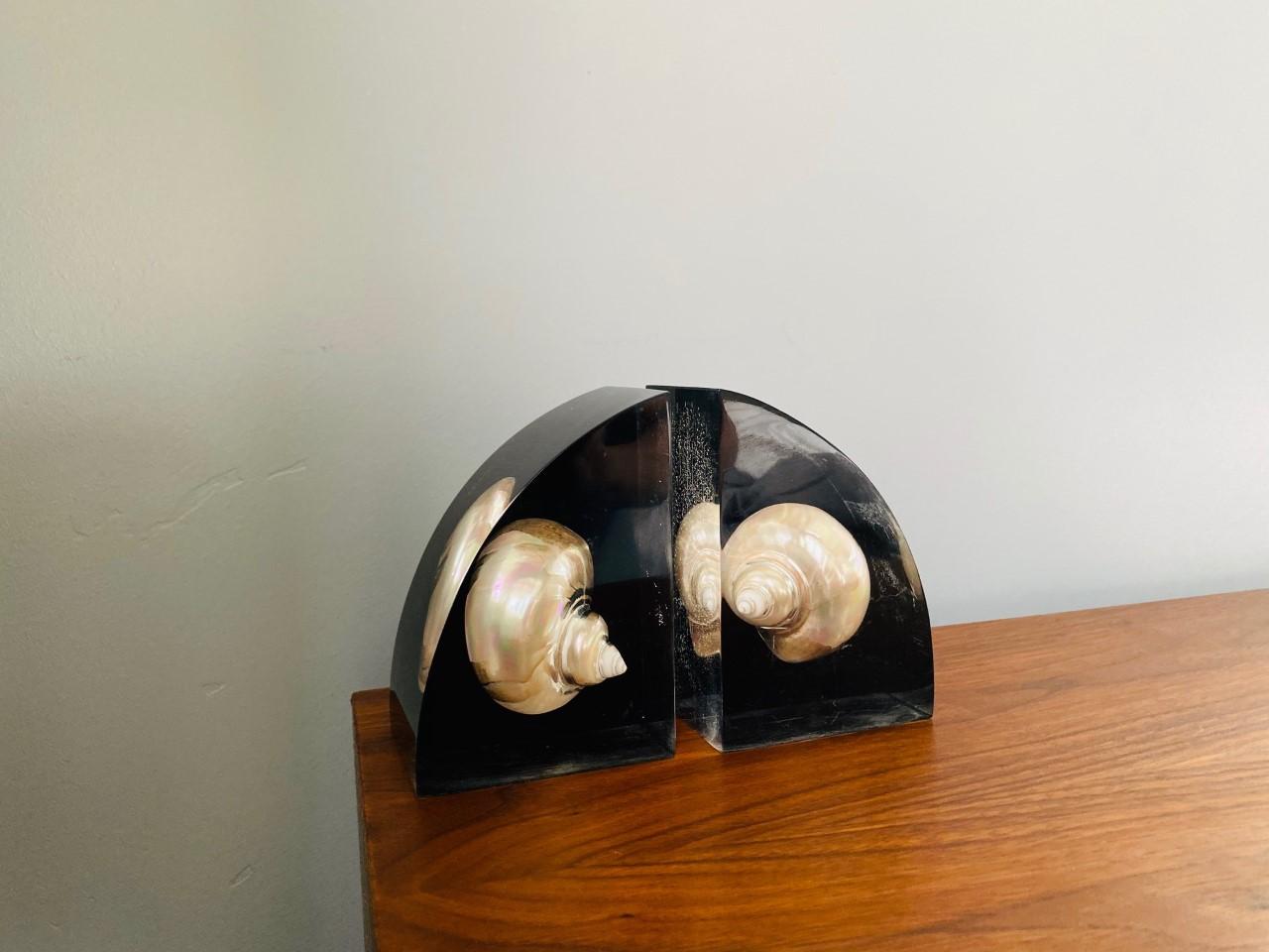 Rare Vintage Mid Century Lucite Bookends with Embedded Sea Shells For Sale 1