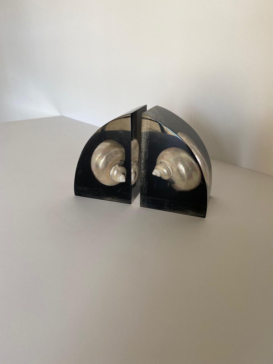 Rare Vintage Mid Century Lucite Bookends with Embedded Sea Shells In Good Condition For Sale In San Diego, CA
