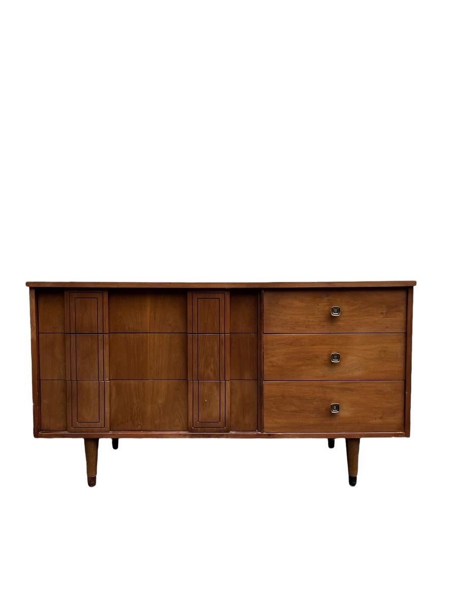 Rare vintage Mid-Century Modern Stanley walnut dresser with dovetail drawers 
Dimensions. 54 W ; 31 H ; 19 D.