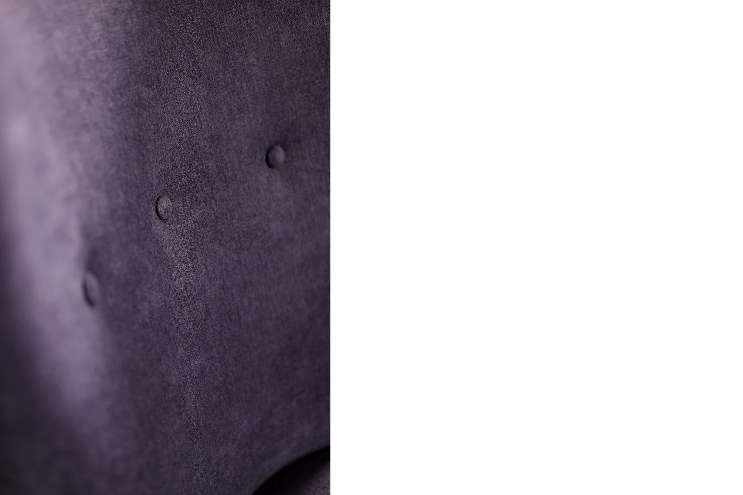 Seltener Vintage-Ohrensessel aus Eiche und violettem Stoff, skandinavisch-moderner Mid-Century-Stil, Mid-Century im Angebot 5