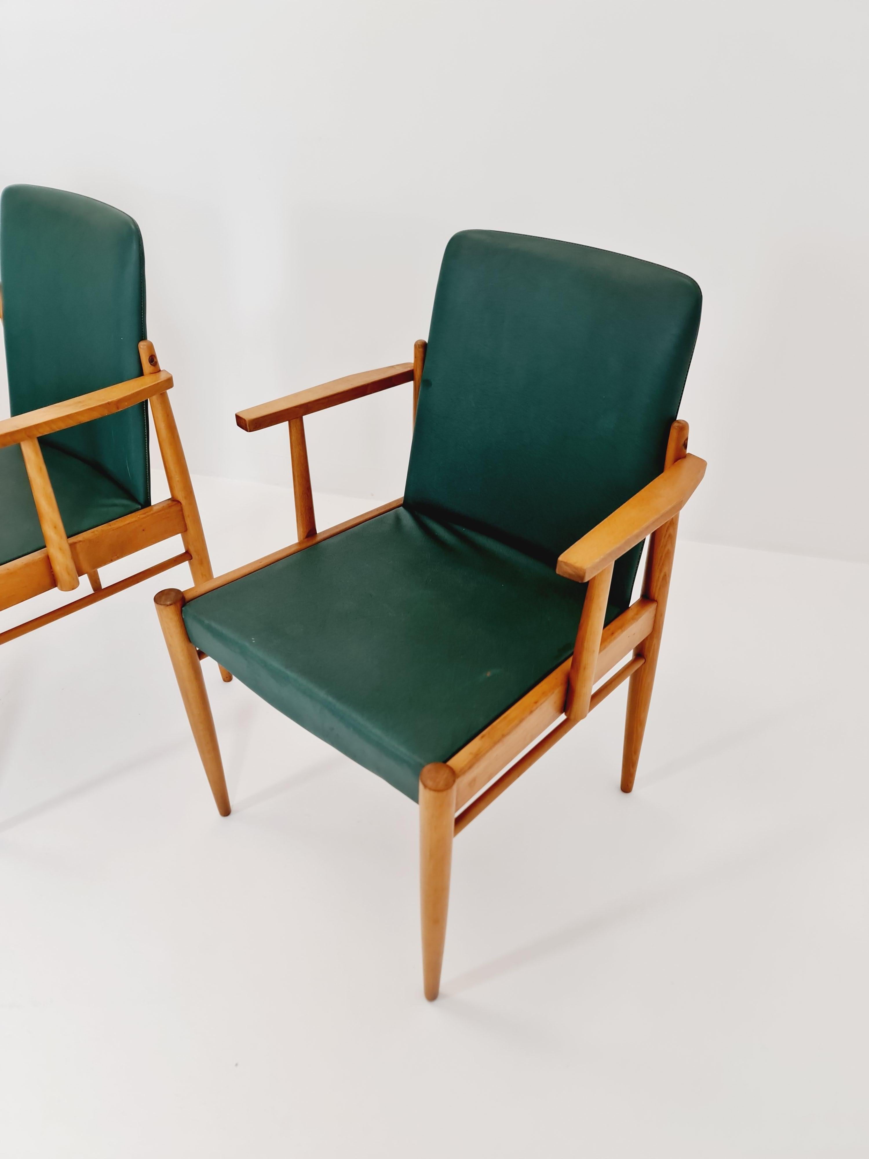 Raro Vintage de mediados de siglo alemán haya Sillón conjunto de 4 , 1950s

El armazón de la silla es de Haya maciza  y leatherete  en buen estado vintage, sin embargo, como ocurre con todos los artículos vintage, cabe esperar algunas marcas de