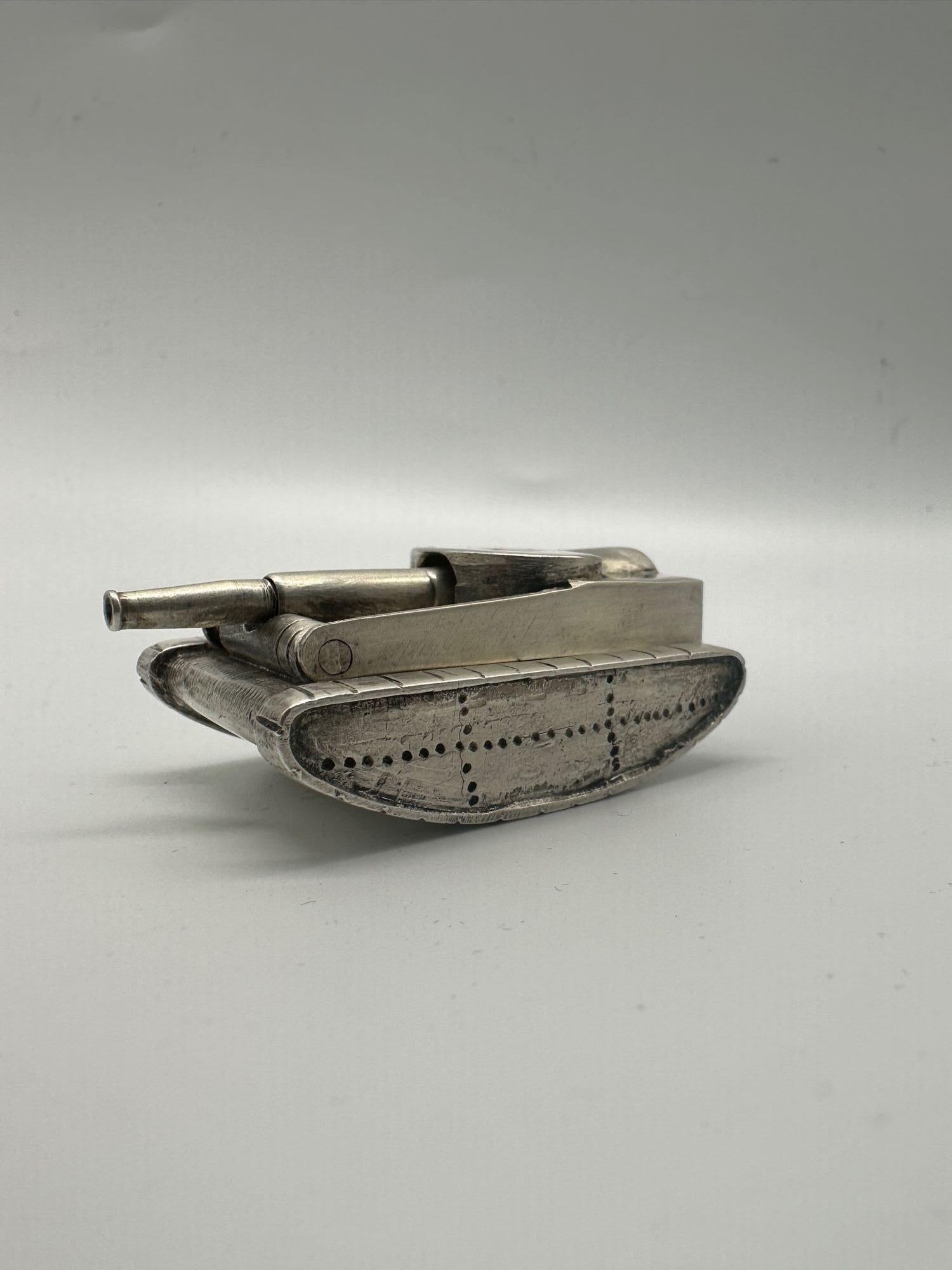 Milieu du XXe siècle Rare briquet argenté vintage de Tank Military en vente