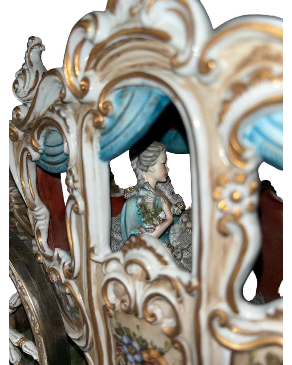 italien Rare centre de table vintage monumental en porcelaine représentant un cheval drapé sur une charrette victorienne en vente