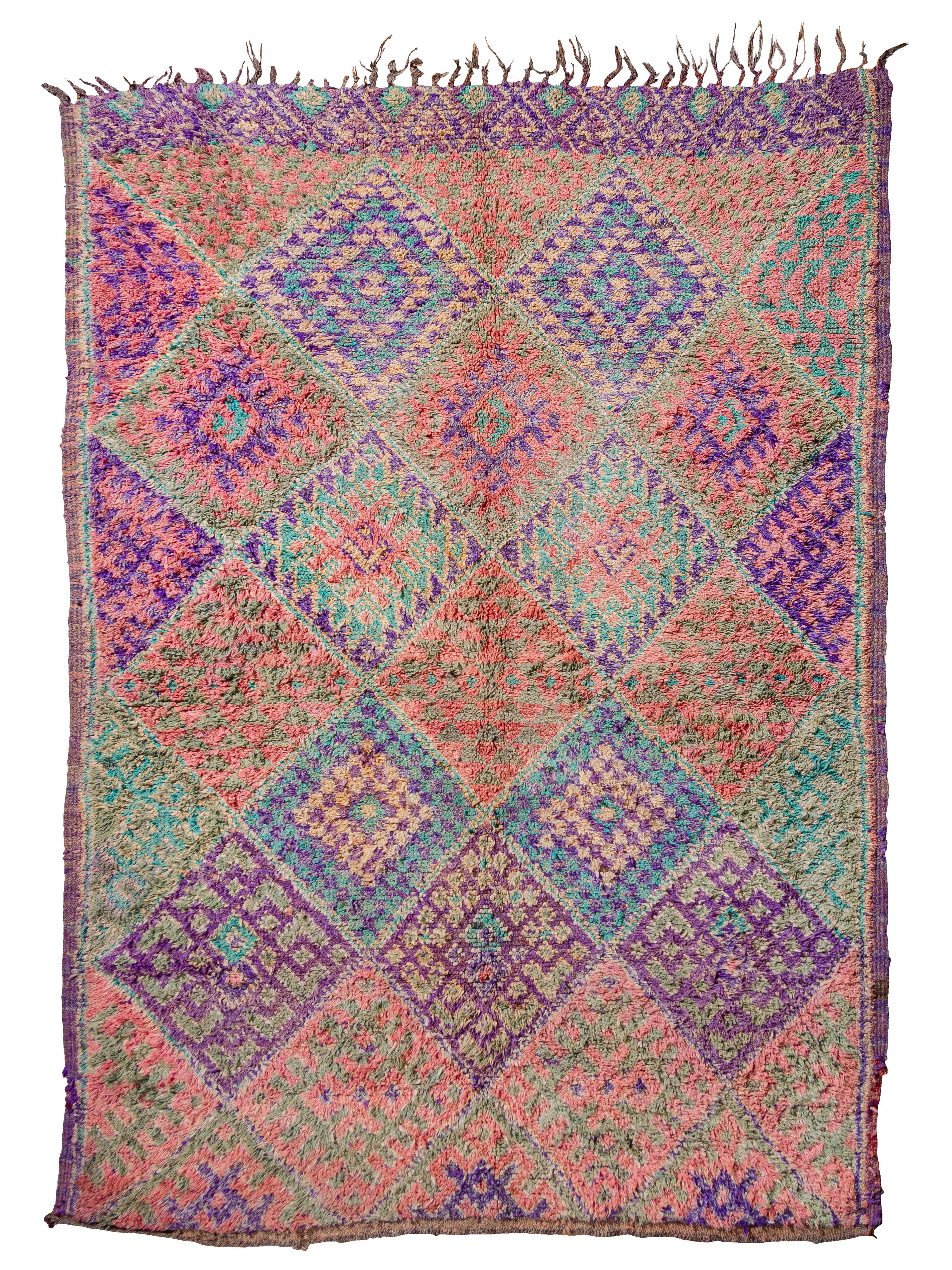 Extraordinaire tapis de Beni M'Guild présentant une composition complexe de réseaux de losanges remplis de hamsas, de triangles, de losanges plus petits, de damiers, de flèches et d'autres formes géométriques. Ce tapis est le frère du BG230 ; les