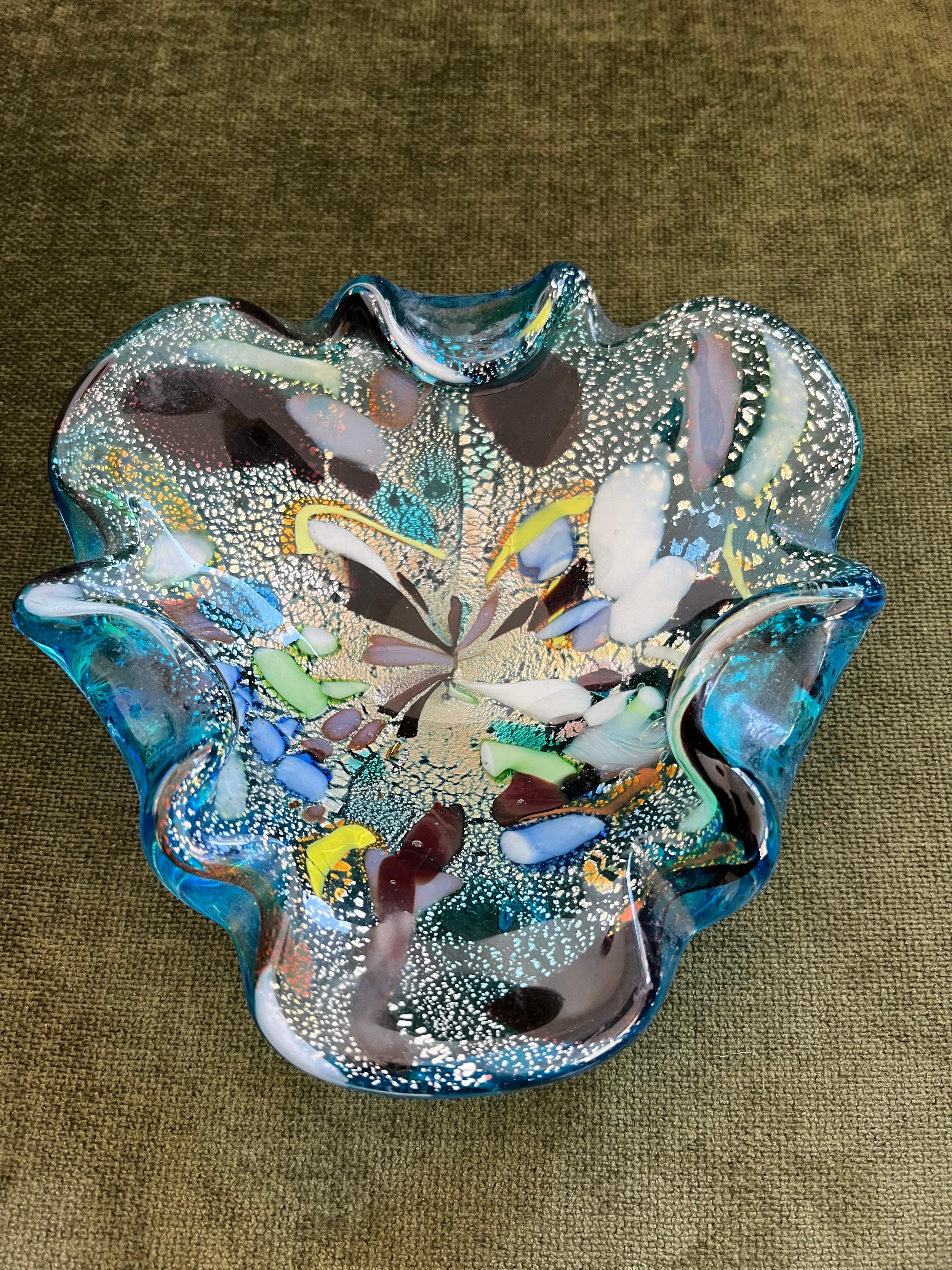 Seltene Vintage Murano Natürlich Blau Tutti Frutti  Taschentuchschüssel, CIRCA 1960 im Zustand „Hervorragend“ in New York, NY