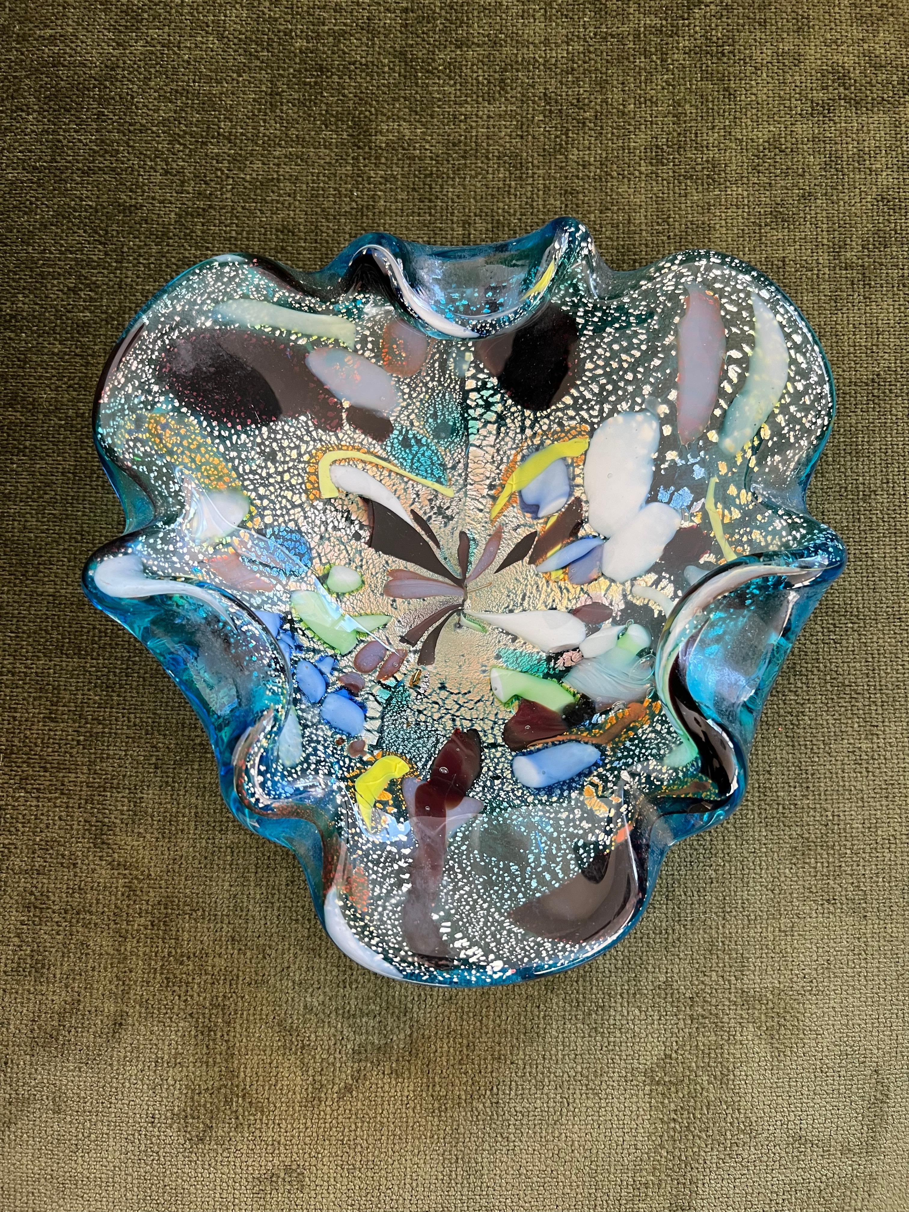 Seltene Vintage Murano Natürlich Blau Tutti Frutti  Taschentuchschüssel, CIRCA 1960 für Damen oder Herren