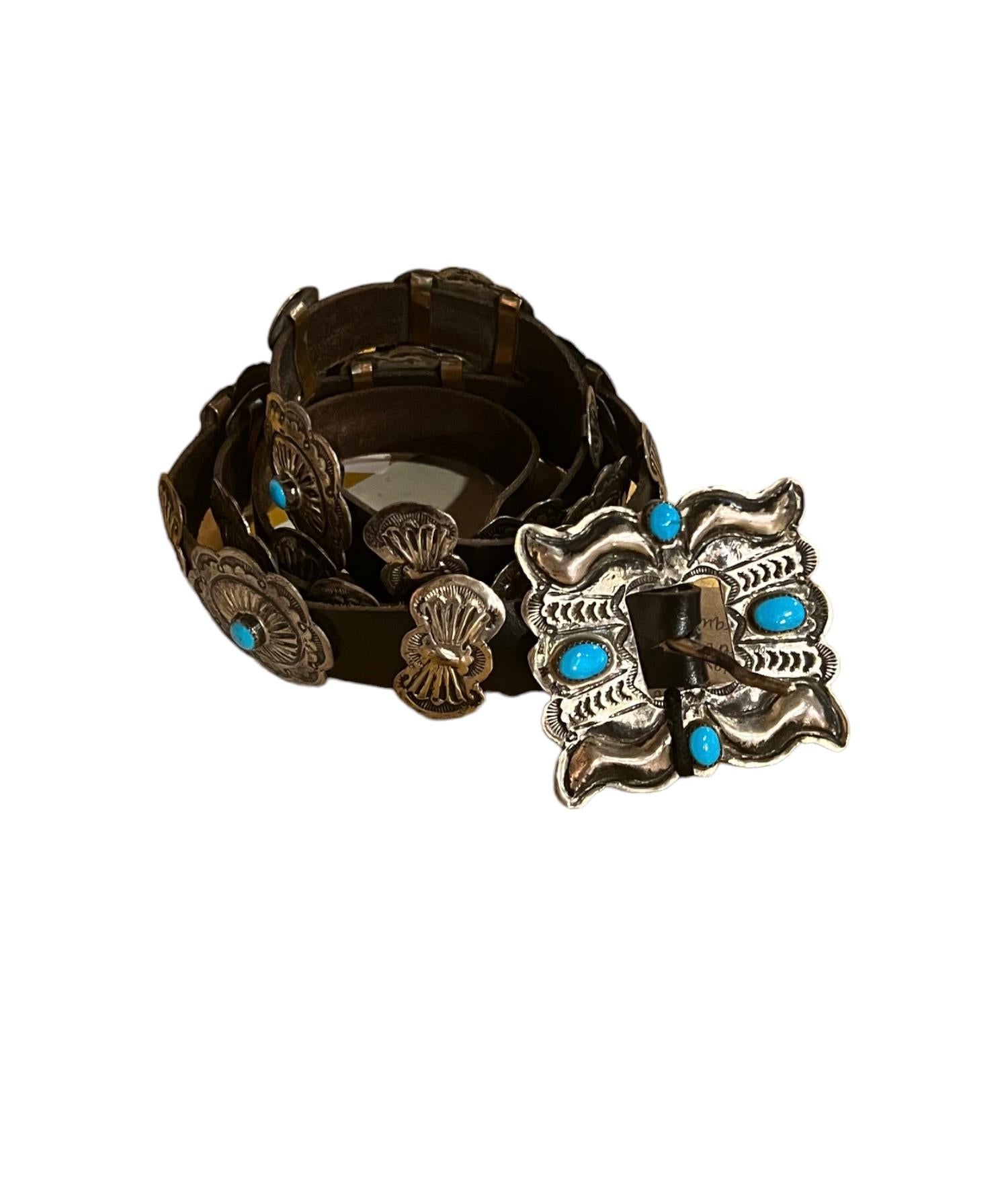 *RARE* ceinture vintage en argent sterling et cuir de turquoise véritable fabriquée par la tribu Navajo au milieu et à la fin des années 1900. La tribu Navajo est connue pour son travail d'orfèvre et cette pièce en est un parfait exemple ! Cette