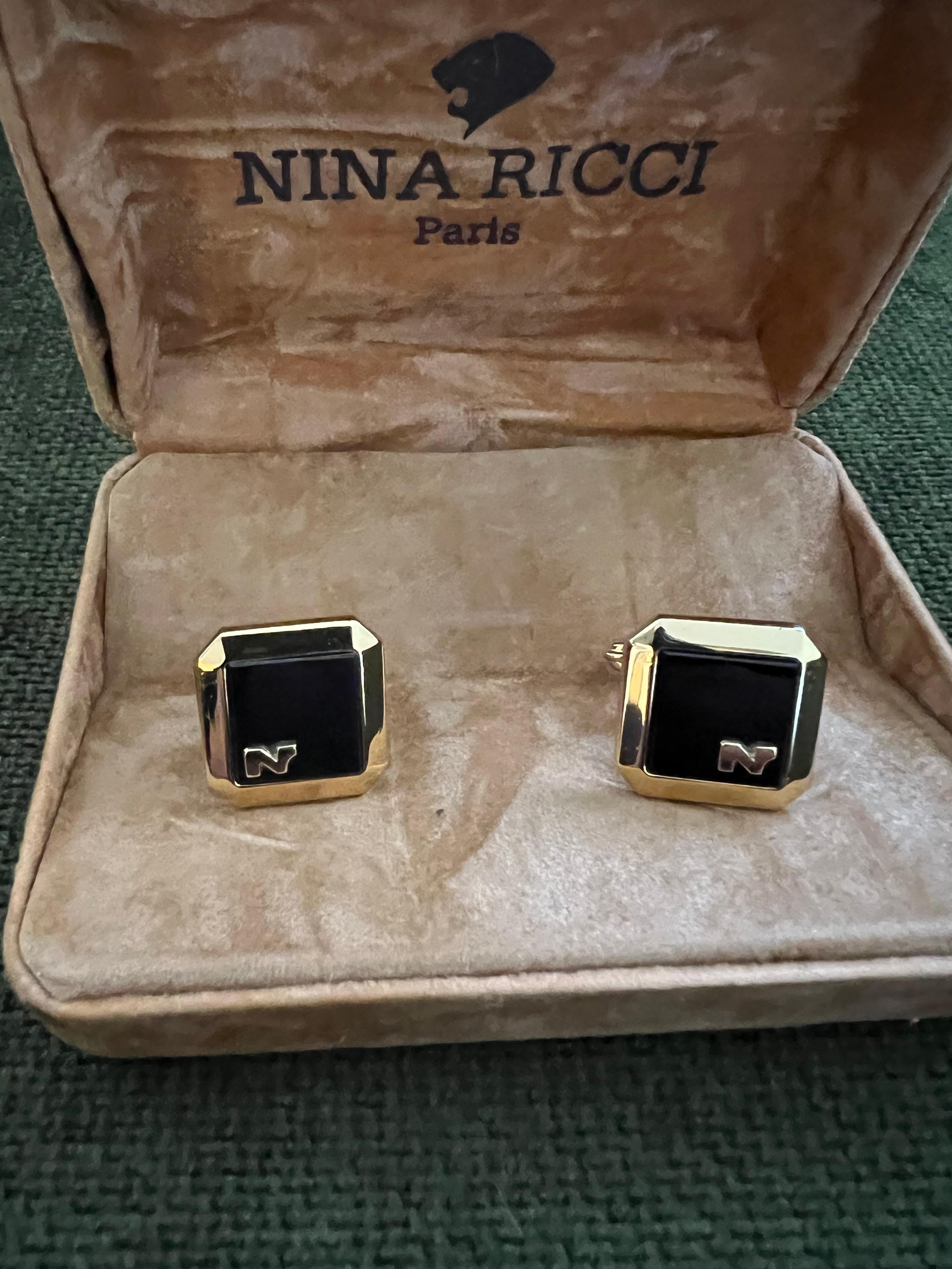 Seltene Vintage Nina Ricci Gold & Schwarz Manschettenknöpfe Logo Circa 1980 Originale Etui im Zustand „Hervorragend“ im Angebot in New York, NY