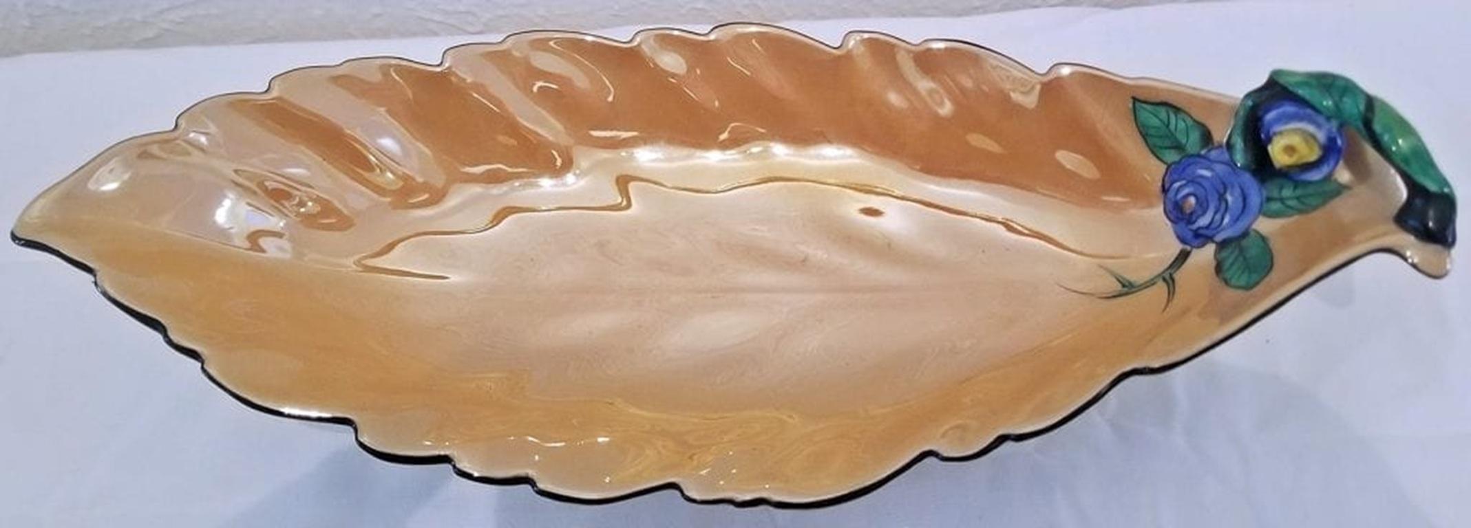 PRESENTIAMO uno SPLENDIDO ed ESTREMAMENTE RARO piatto di Noritake Lustreware della metà del XX secolo a forma di grande foglia con fiori e boccioli dipinti sul manico, insieme a 6 sali abbinati con boccioli di fiori.

Dal 1950 circa.

Realizzato in