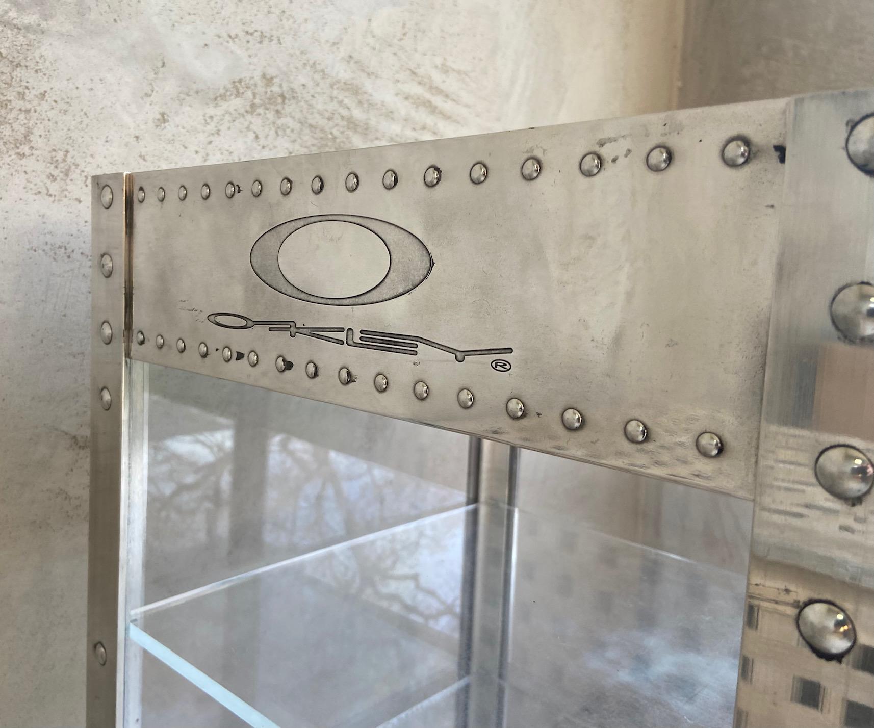 Fabriqué en aluminium et en acrylique.
Avec 2 clés en état de marche.
Deux étagères incluses.
Le cadre est en aluminium et la partie transparente est en acrylique.
Cet article a été utilisé dans un magasin et présente donc des rayures sur
