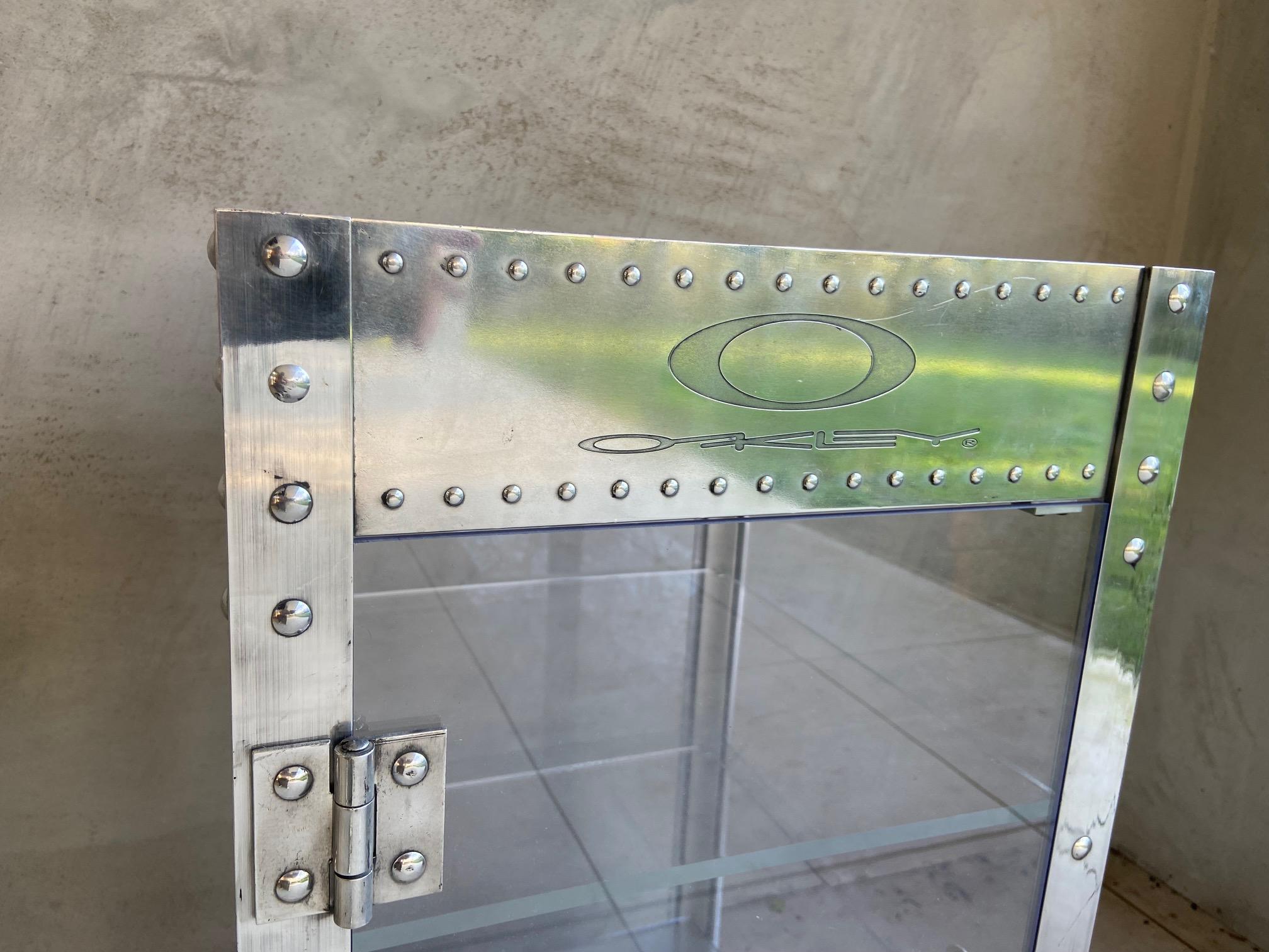 Rare Vintage Oakley X Metal Cube, 3 tierces Sunglasses Countertop Display Cabinet Bon état - En vente à Eindhoven, NL