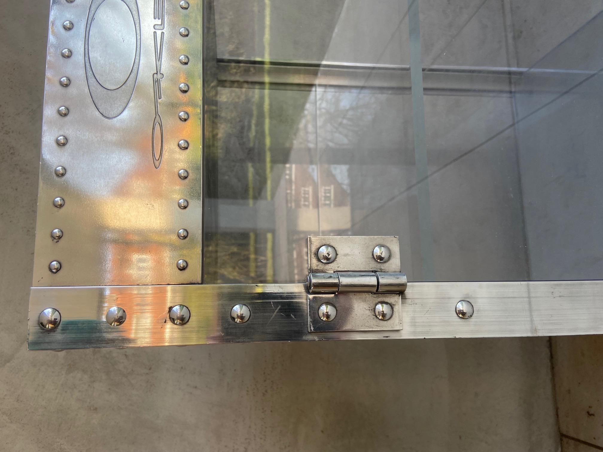 20ième siècle Rare Vintage Oakley X Metal Cube, 3 tierces Sunglasses Countertop Display Cabinet en vente