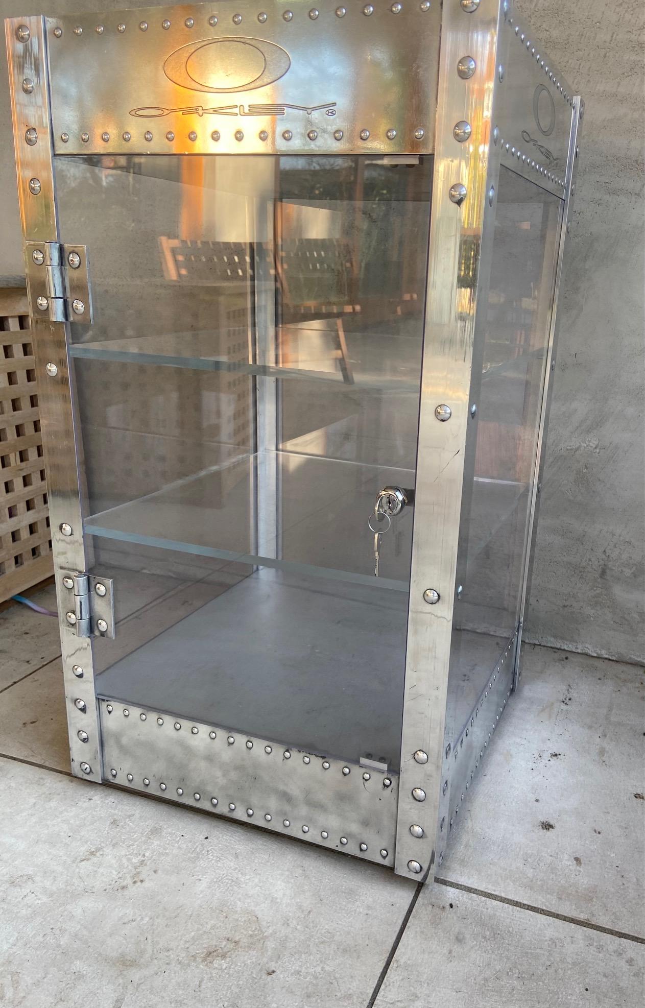 Aluminium Rare Vintage Oakley X Metal Cube, 3 tierces Sunglasses Countertop Display Cabinet en vente