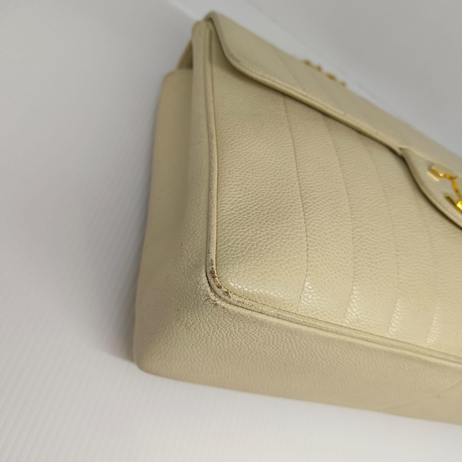 Seltene Vintage Off White Caviar Vertical Quilted Jumbo Single Flap Bag in Weiß 3