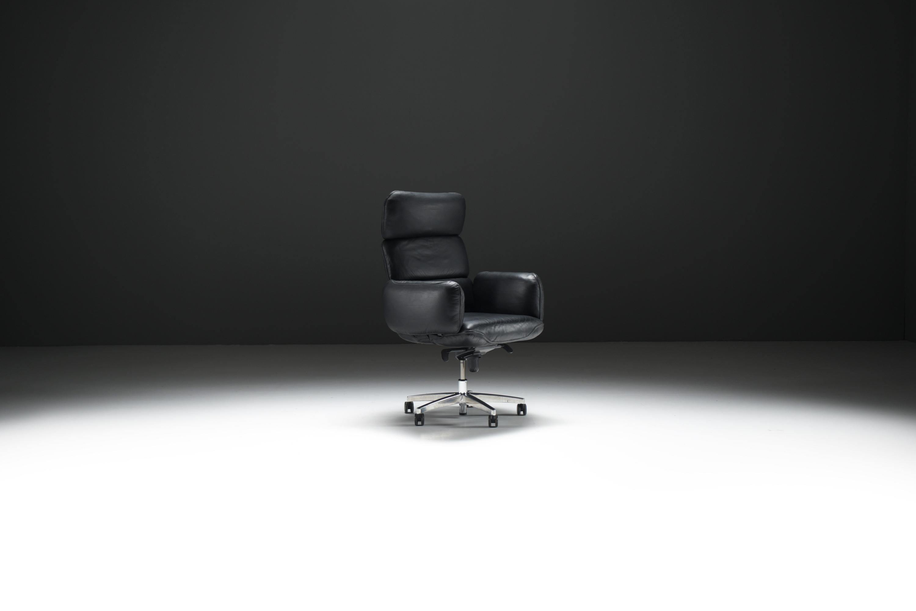 Conçue dans les années 1970 pour le mobilier Knoll International, cette chaise de bureau Otto Zapf dégage une impression de confort, grâce à ses coussins généreux et rembourrés, revêtus de son cuir noir d'origine.  
Un produit rare sur le marché. 