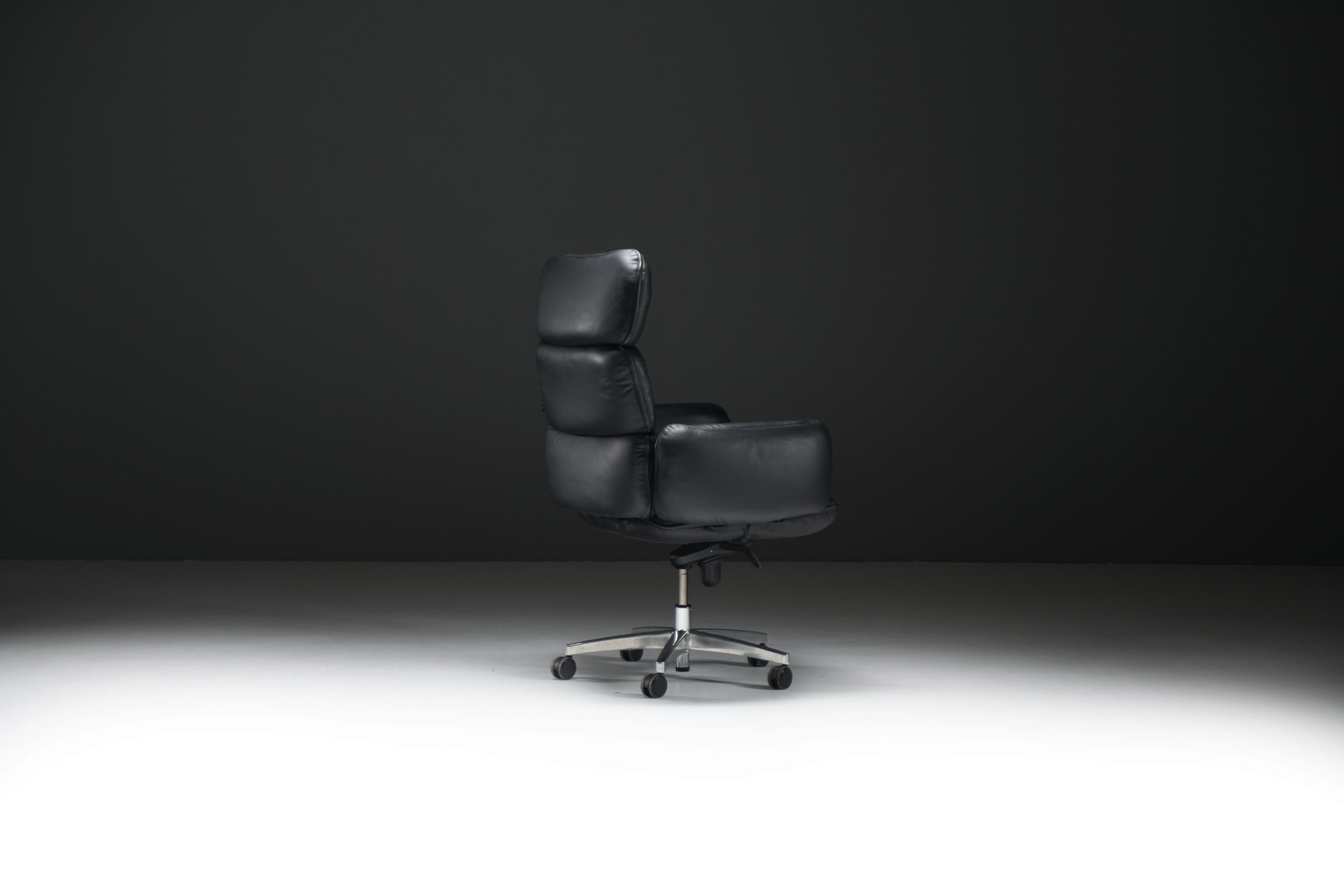 20ième siècle Rare chaise de bureau vintage en cuir noir par Otto Zapf pour Knoll international en vente