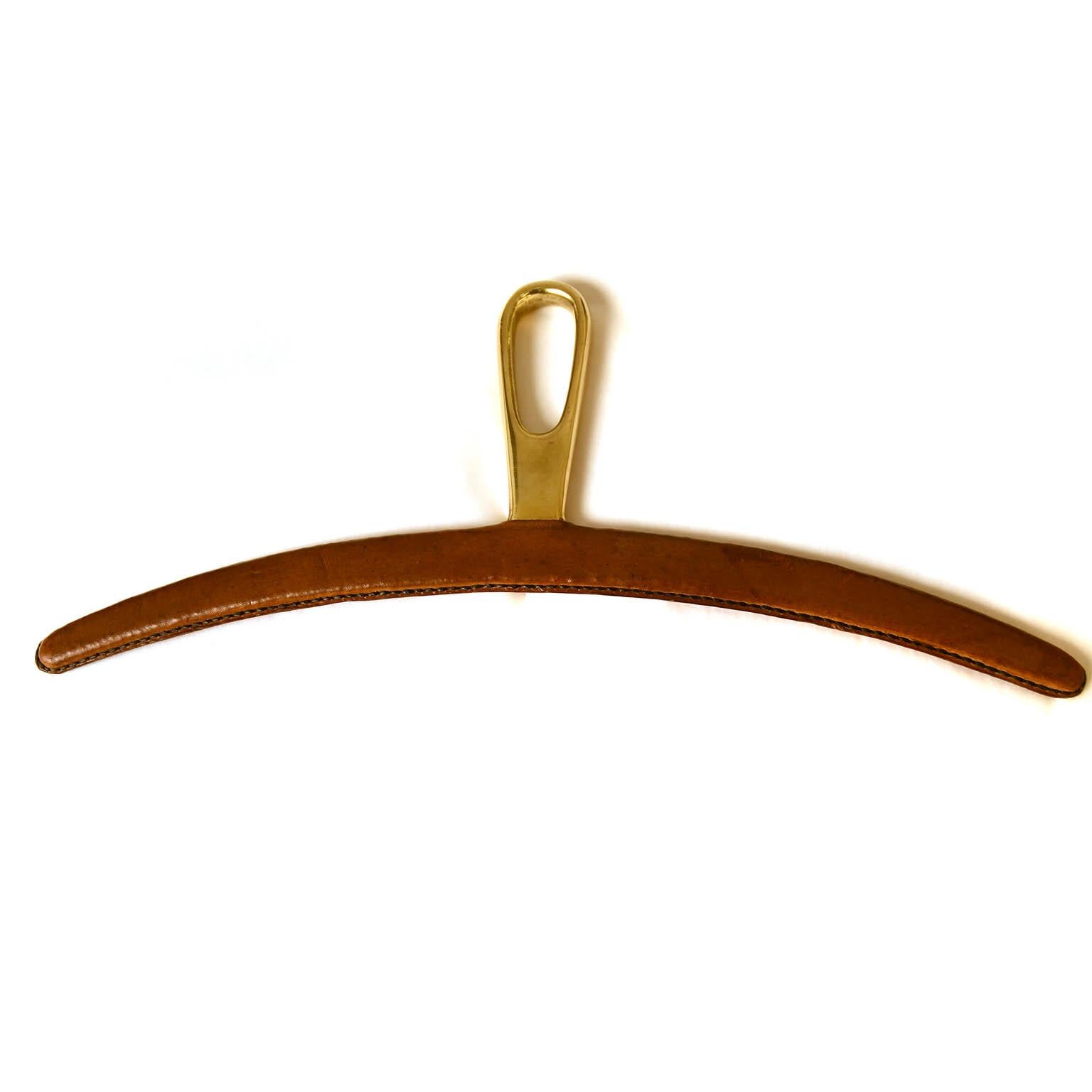 Handstitched leather covers heavy brass hanger, designed by Carl Auböck in 1950s. Rarely seen piece. But not signed with a stamp.
Model number: 3664, very good vintage condition.
Literature: Die Kataloge der Werkstätter Carl Auböck 1925 - 1975,