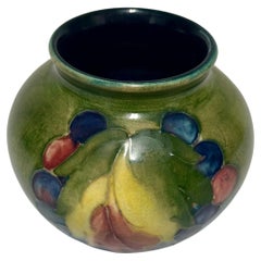 Raro jarrón vintage pequeño de cerámica artística William Moorcroft "Hoja y bayas
