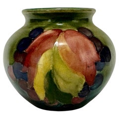 Raro jarrón vintage pequeño de cerámica artística William Moorcroft "Hoja y bayas