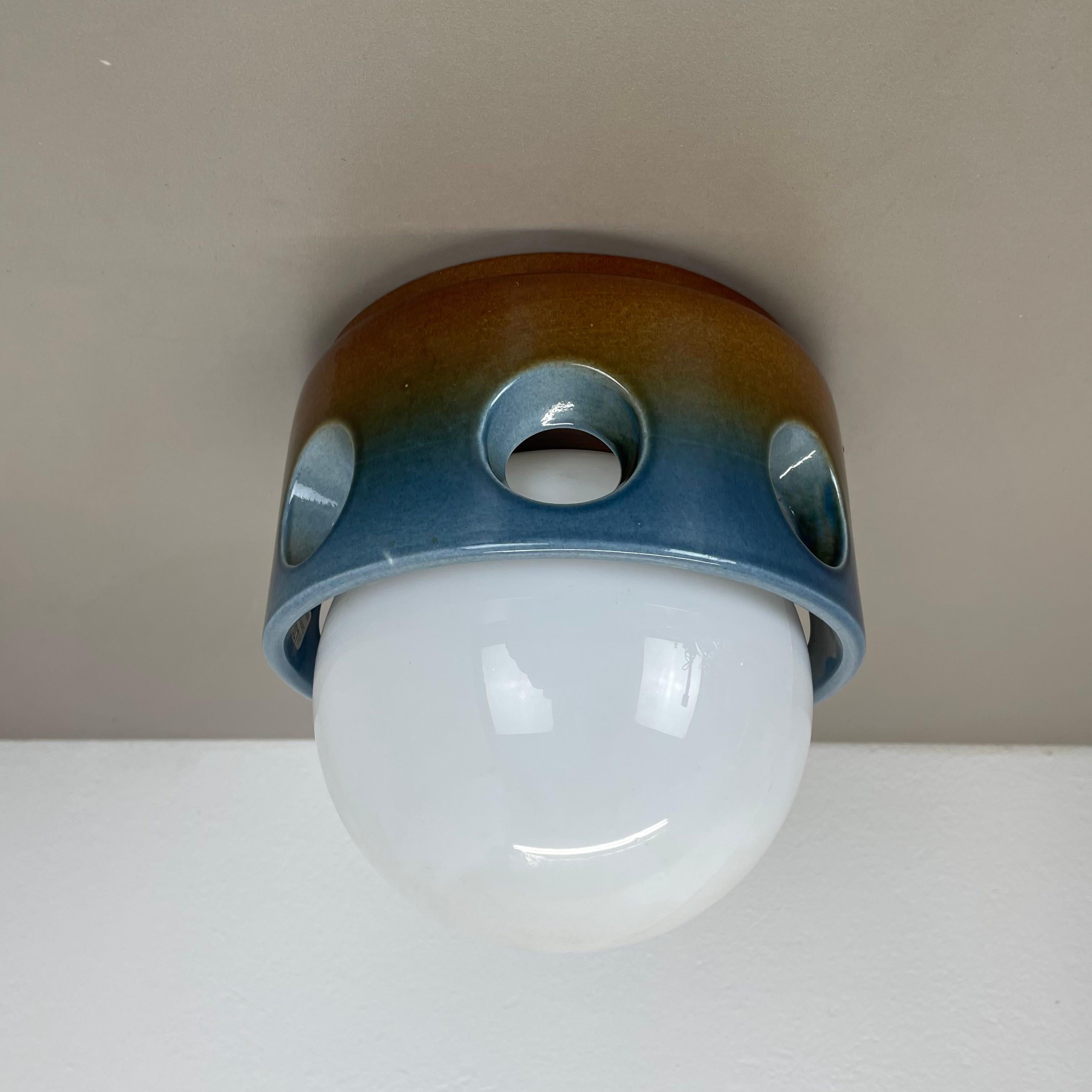Article :

plafonnier


Origine :

Allemagne.


Producteur :

LINDNER Leuchten, Allemagne 


Âge :

1980s.



Description :

Plafonnier allemand moderniste original en céramique avec optique en lave grasse. Cette lampe super rare a été conçue et