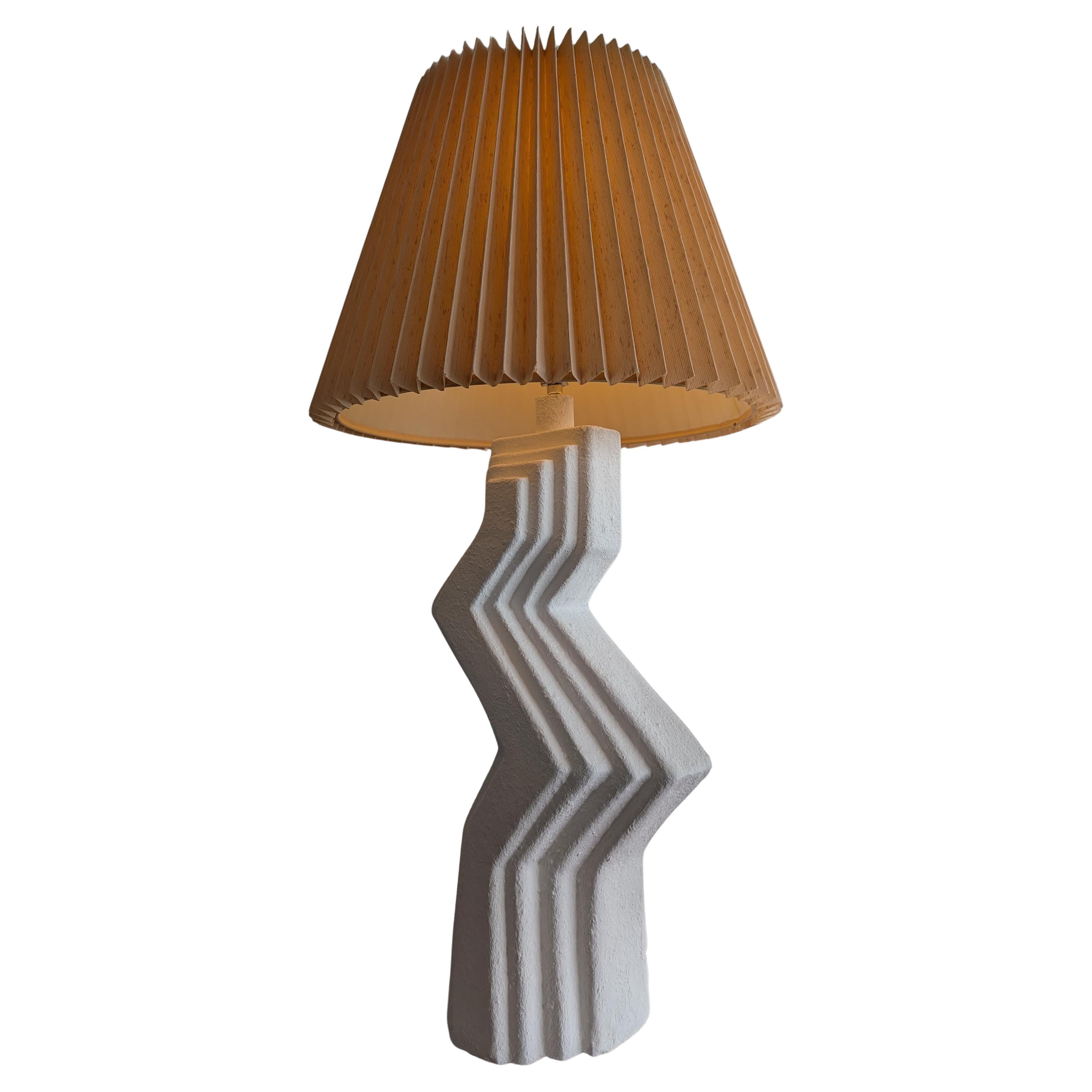 Gran lámpara posmoderna americana de yeso con textura en zig zag, con pantalla original de pliegues duros. Recién recableado con cable trenzado.
Hoy en día es muy difícil encontrar estas lámparas. Una auténtica declaración de