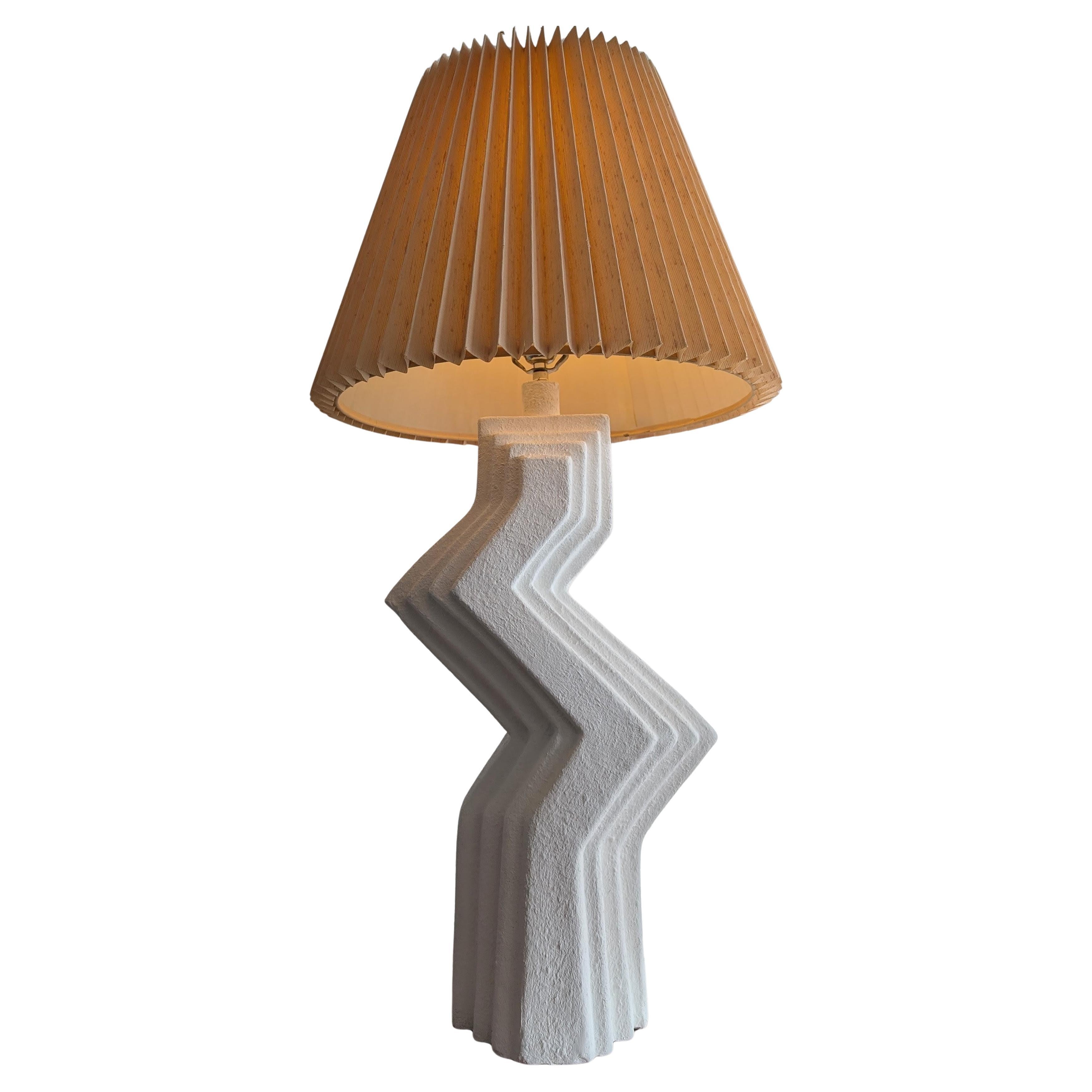 Rara lámpara vintage postmoderna americana de yeso texturizado Zig Zag años 80 Posmoderno en venta