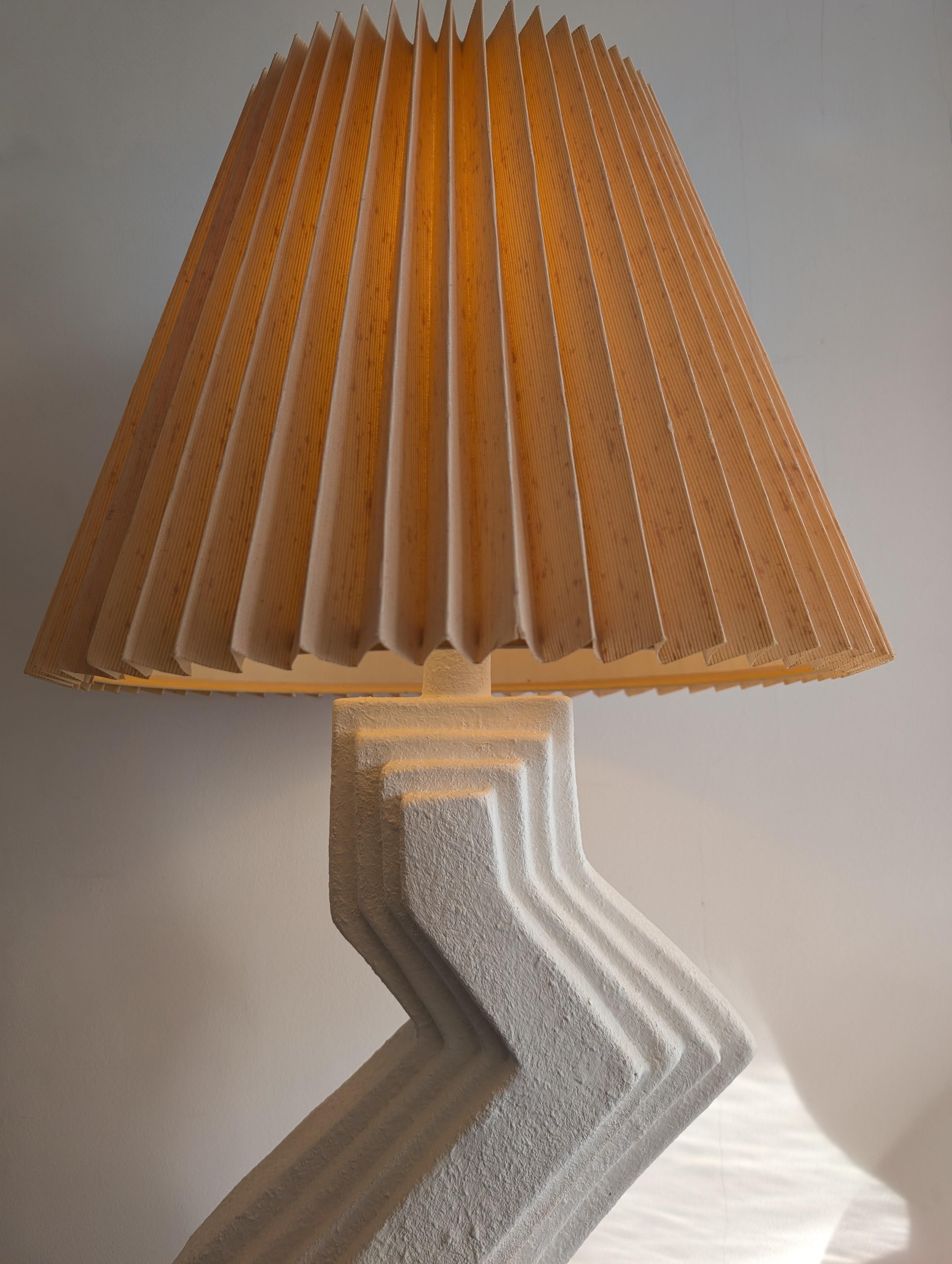 Rara lámpara vintage postmoderna americana de yeso texturizado Zig Zag años 80 en venta 1