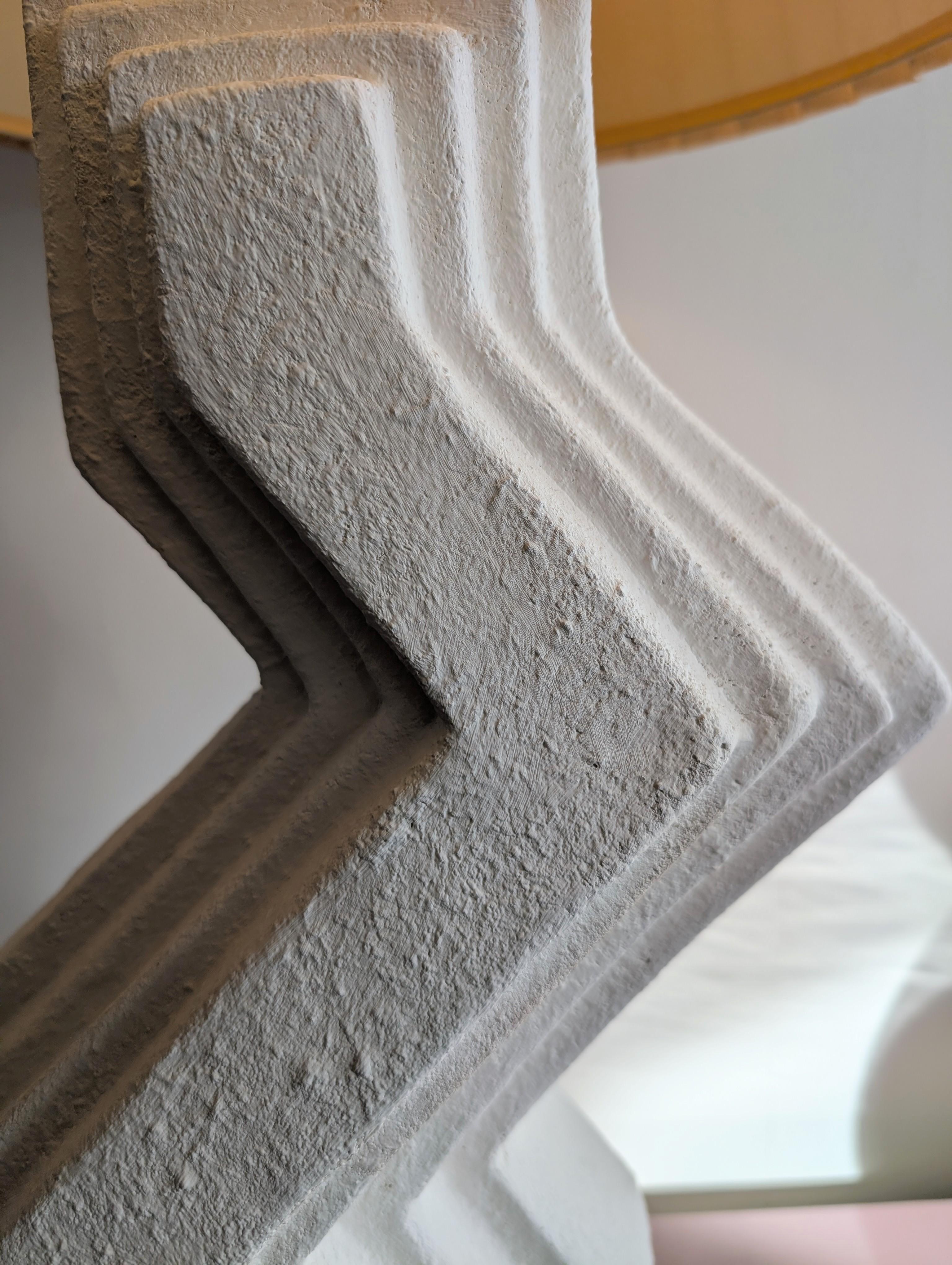 Rara lámpara vintage postmoderna americana de yeso texturizado Zig Zag años 80 en venta 2