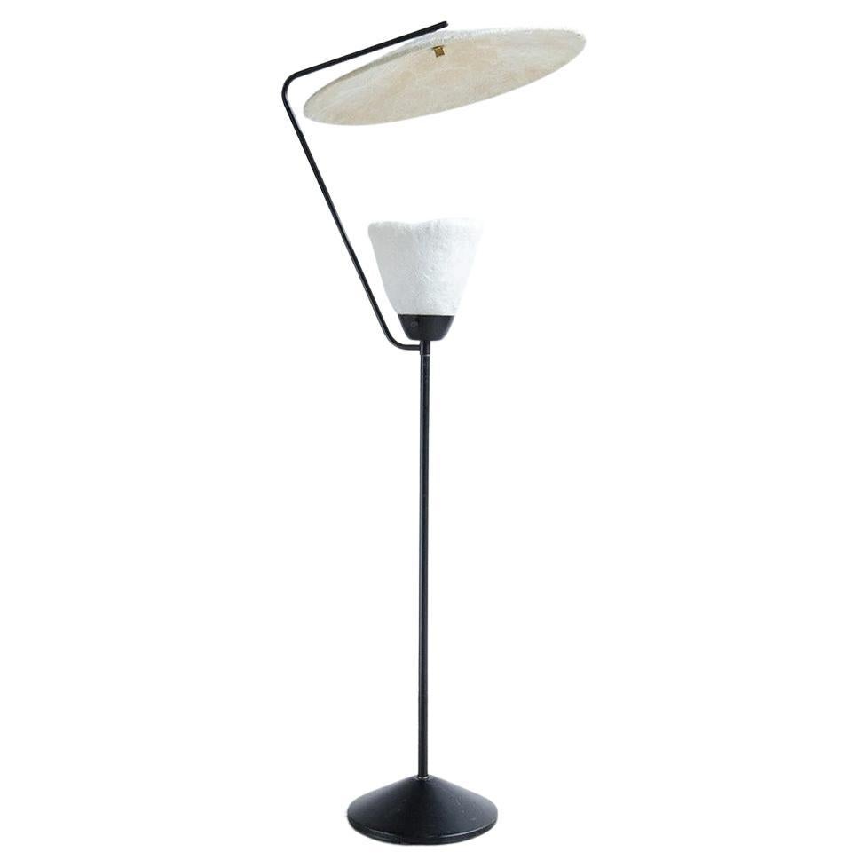 Rare lampadaire postmoderne en acier avec réflecteur en fibre de verre, vers les années 1960