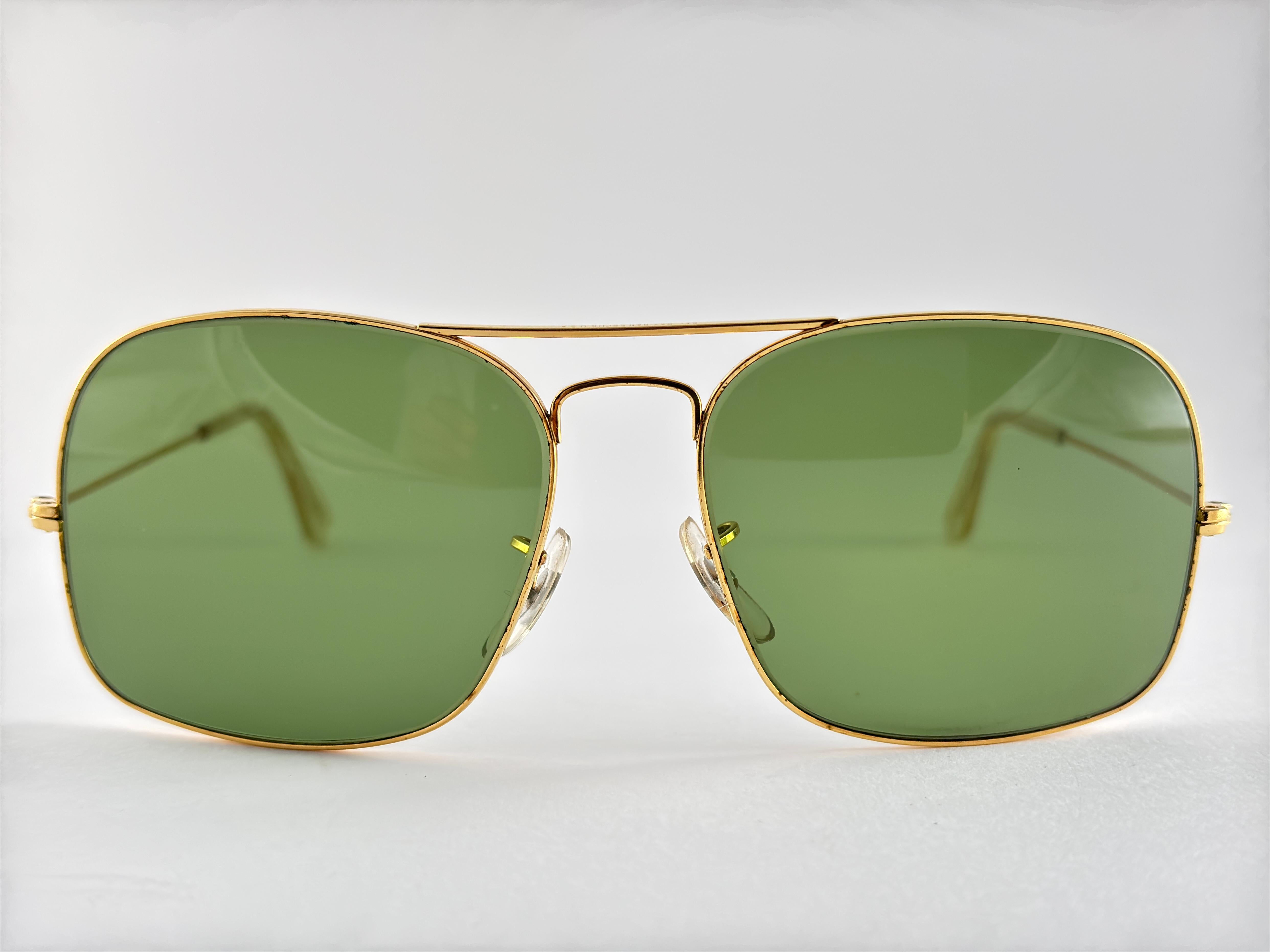 Rare Vintage Ray Ban 1978 Gold RB3 Green Lenses.

This Pair Show Minor Sign Of Wear On The Lenses Due To Storage. 
Rare And Hard To Find.

Front : 13 Cms
Lens Height : 5 Cms 
Lens Width : 6 Cms

