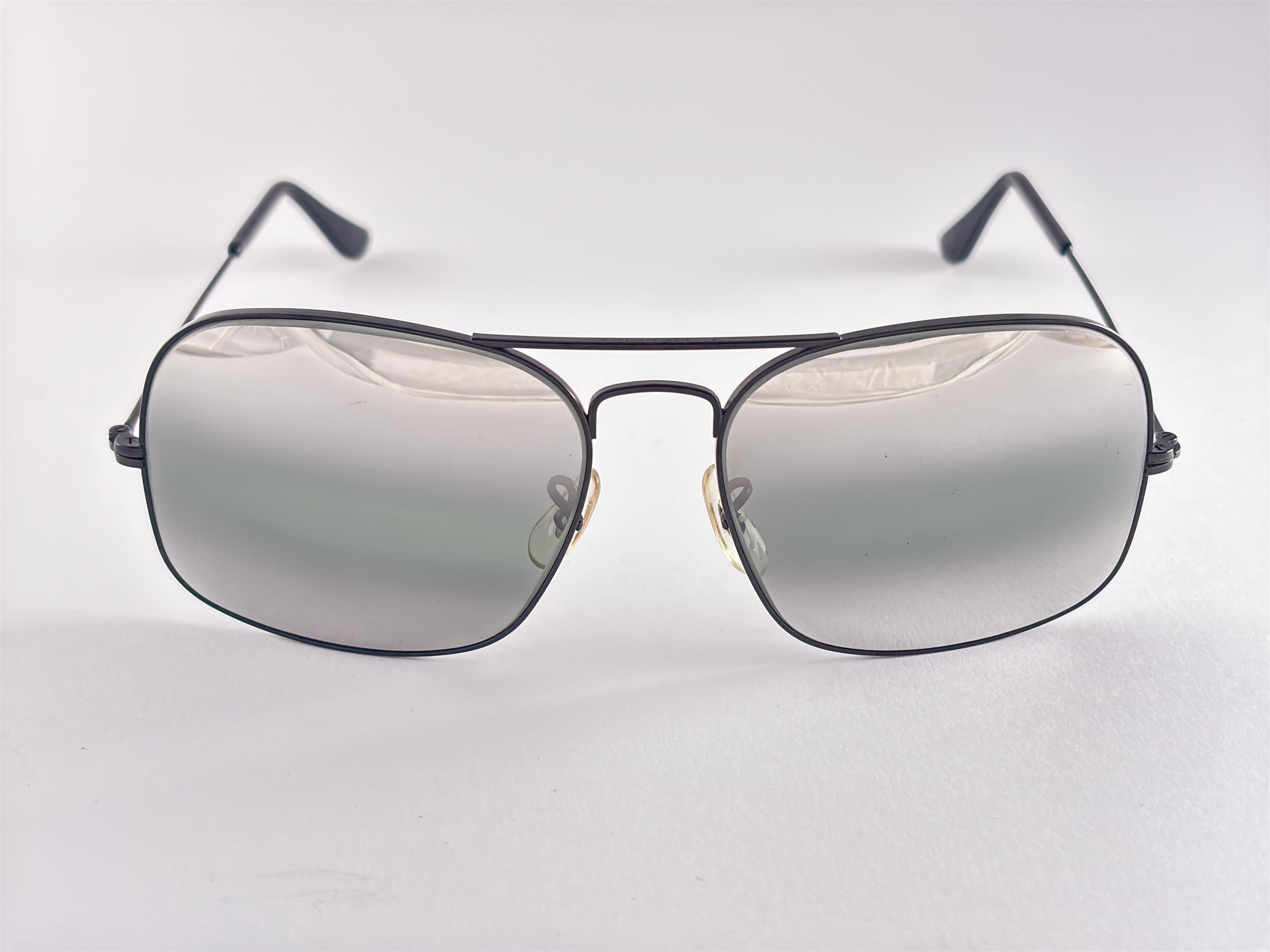 Rare Vintage Ray Ban 1978 Silver With Double Mirror Lenses.

This Pair Show Minor Sign Of Wear On The Lenses Due To Storage. 
Rare And Hard To Find.

Front : 13 Cms
Lens Height : 5 Cms 
Lens Width : 6 Cms

Rare Vintage Ray Ban 1978 Silver Double