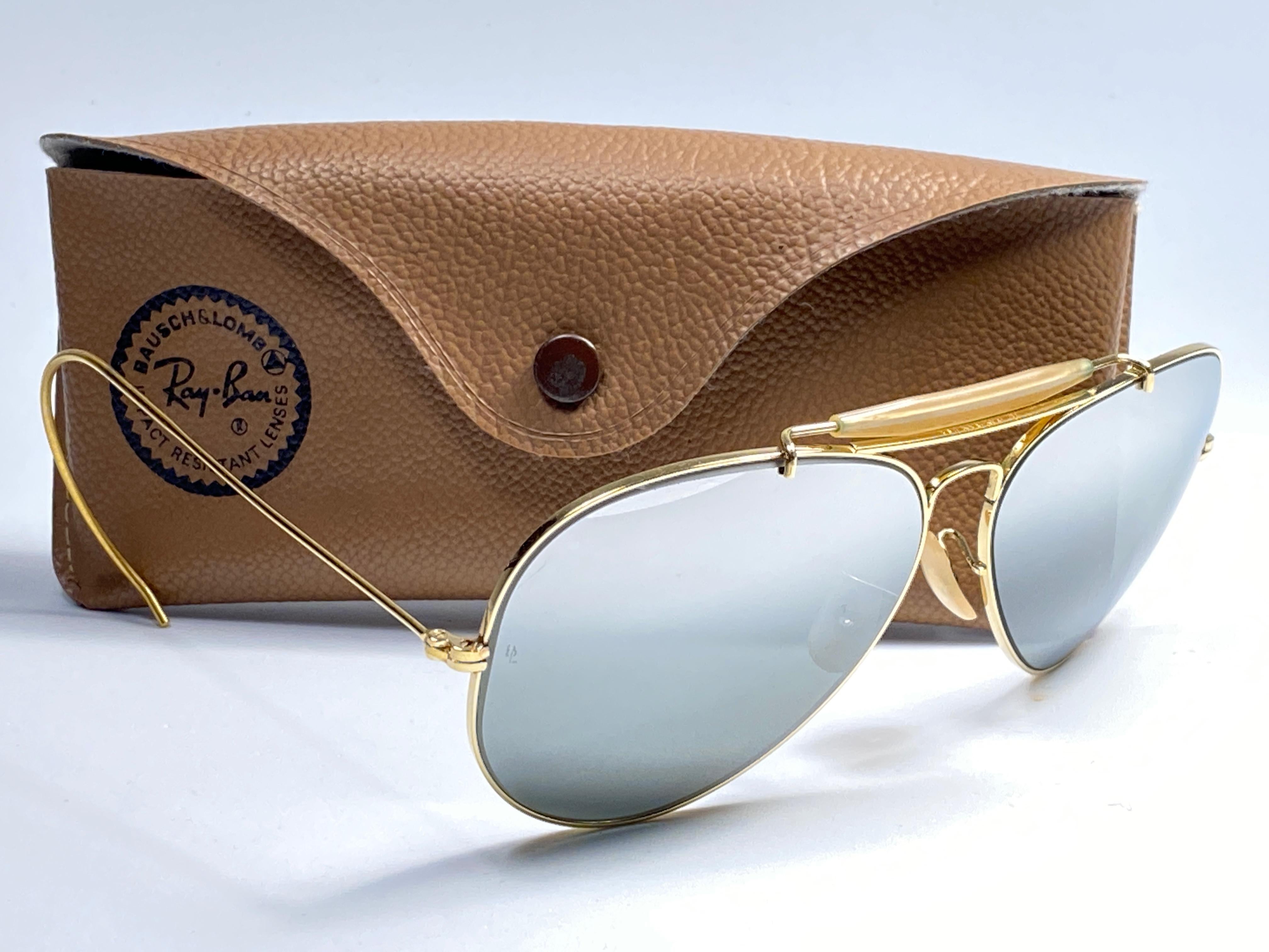 New Vintage Ray Ban Aviator gold 62mm with double mirror  lenses. 
B&L etched twice in both lenses.  
Comes with its original Ray Ban B&L case. 

Please notice this pair may have minor sign of wear due to nearly 40 years of storage.
