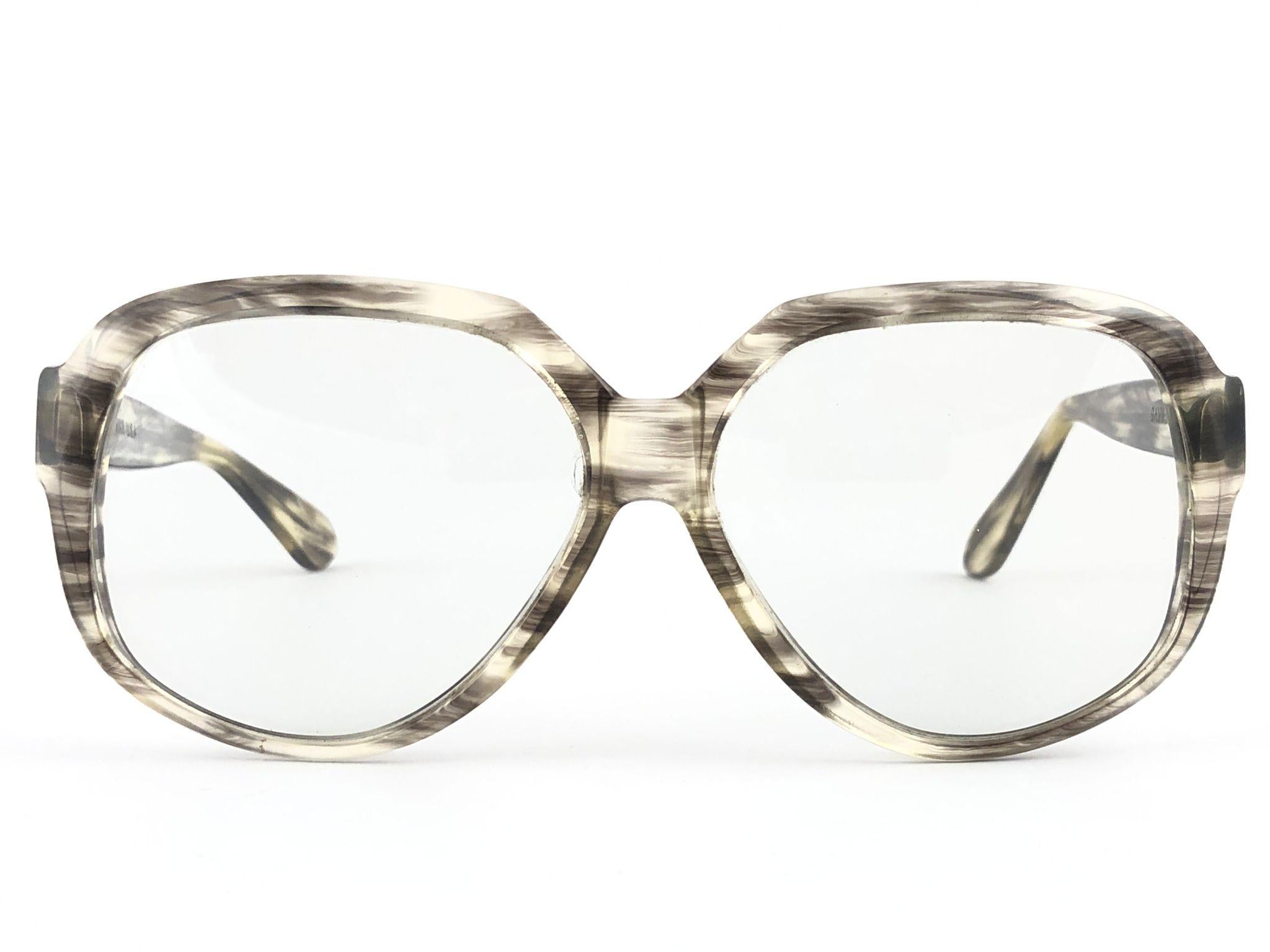 Rare lunettes de soleil vintage Gavilan oversized avec verres clairs.  

Cette paire peut présenter des signes mineurs d'usure dus à près de 40 ans de stockage. 

Conçu et produit aux États-Unis.

AVANT : 14 CMS

HAUTEUR DE LA LENTILLE : 5