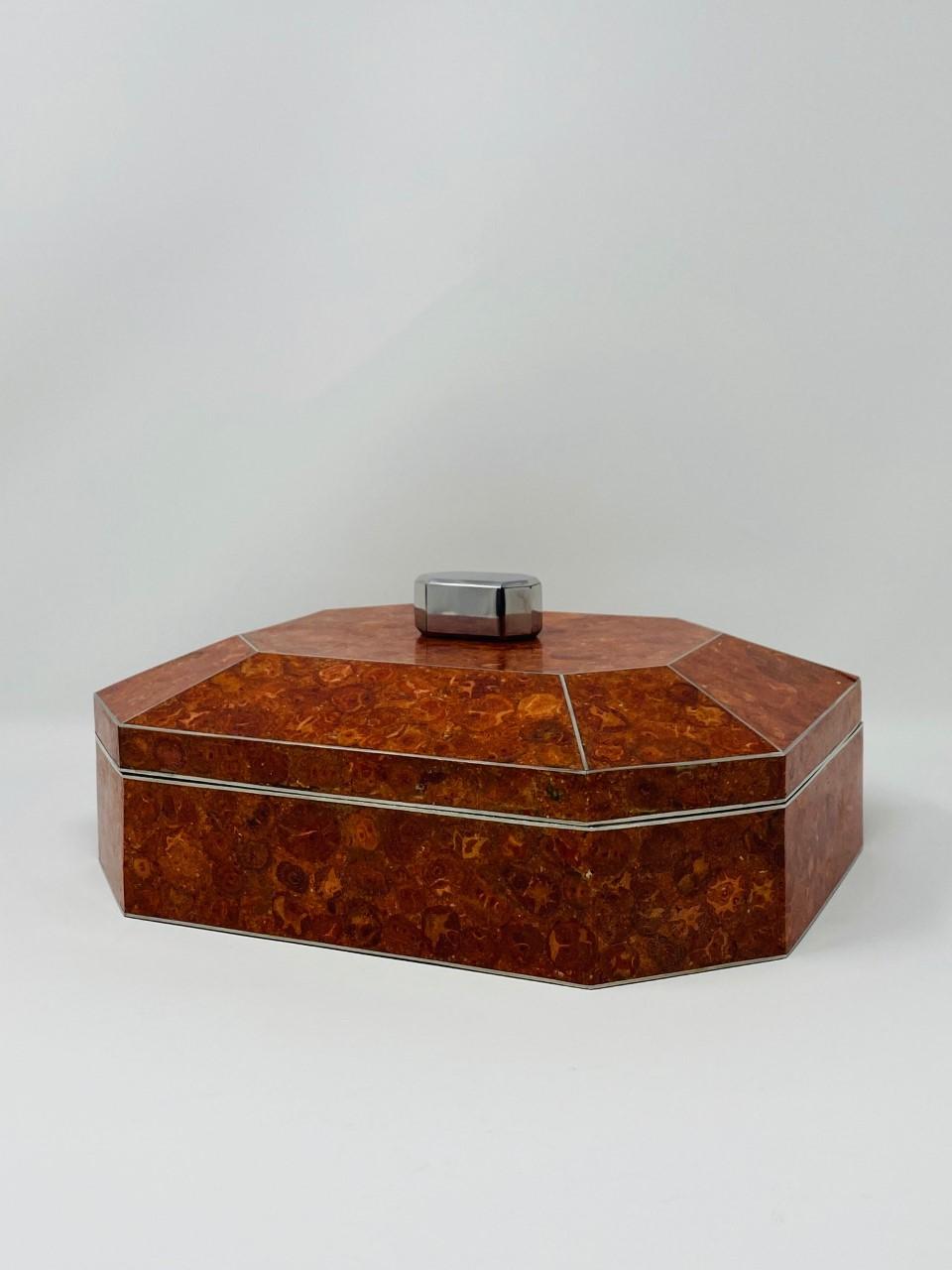 Boîte décorative vintage rare en carreaux de corail rouge de Maitland Smith en vente 4