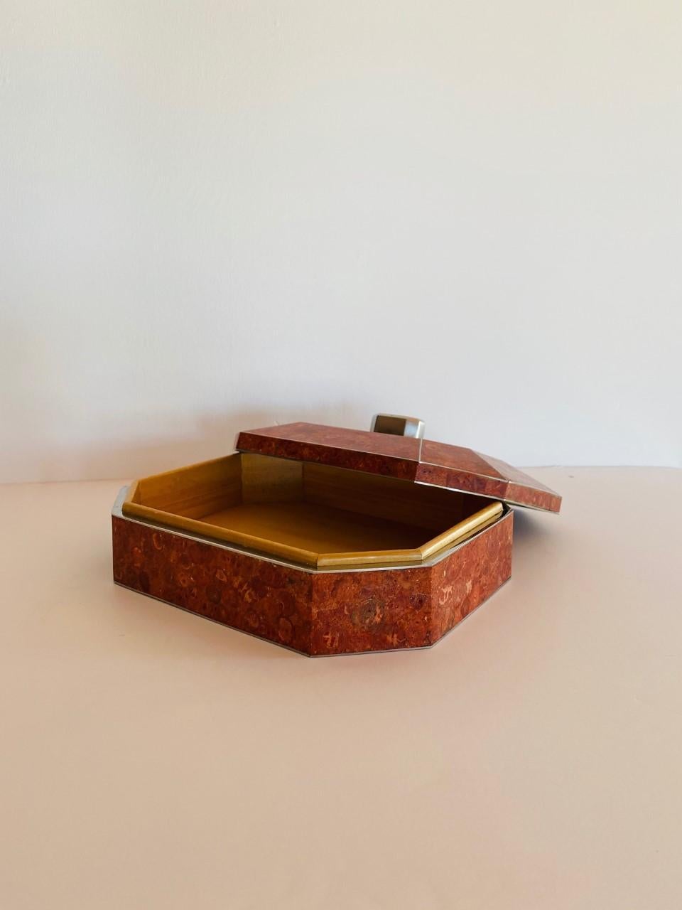 Mosaïque Boîte décorative vintage rare en carreaux de corail rouge de Maitland Smith en vente
