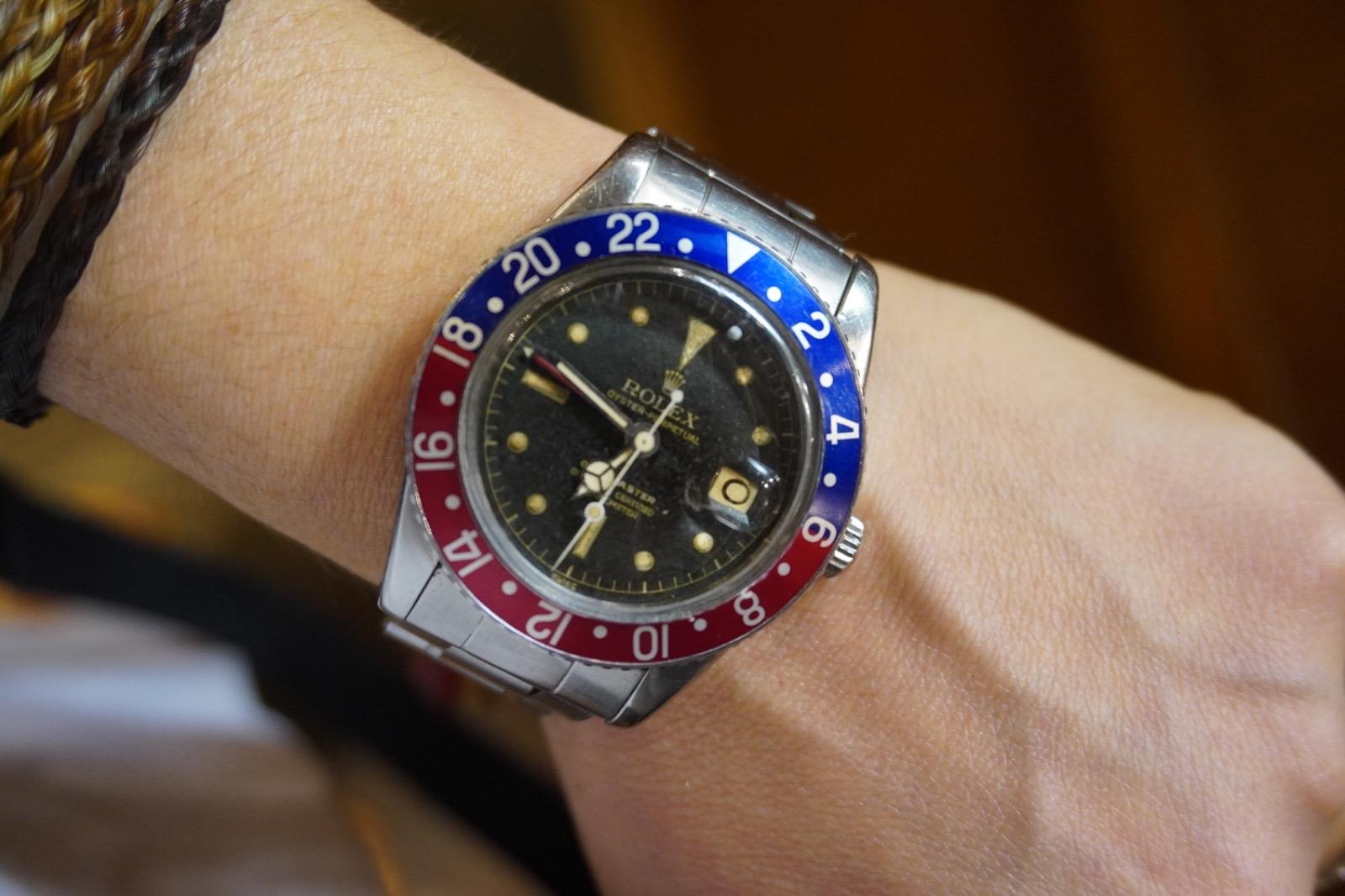 VERY RARE 1958 Rolex GMT-Master 6542 Full Set – A Vintage Icon in Original Untouched Condition

Presenting an extraordinary opportunity to own a very rare Rolex GMT-Master 6542 from 1958, a true collector’s masterpiece. This iconic model is offered
