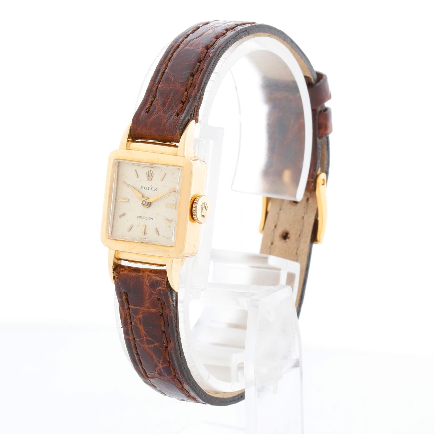 Raro orologio da donna Rolex Precision in oro giallo Ref 9179 - Carica manuale. Precisione. Cassa in oro giallo 18 carati (16 mm x 23 mm). Quadrante argentato con punti e numeri triangolari applicati. Cinturino in pelle marrone con fibbia ad