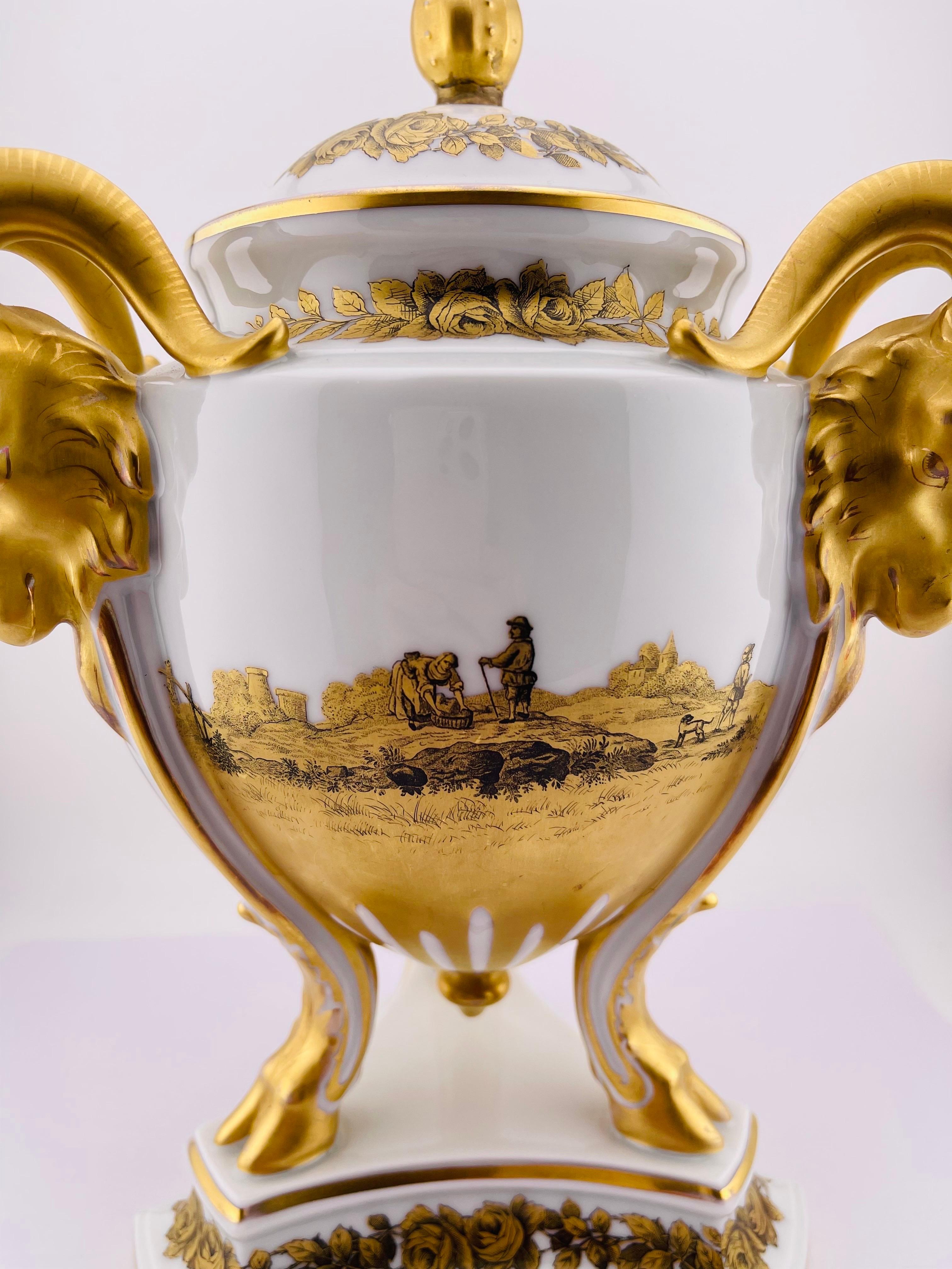Raro vaso con coperchio Rosenthal di grandi dimensioni, Storicismo Capricorno

Corpo a forma di cipolla con tre stambecchi, ciascuno con piedi di stambecco, in piedi su una base profilata. Ampio dipinto panoramico in oro. Un dipinto d'oro molto
