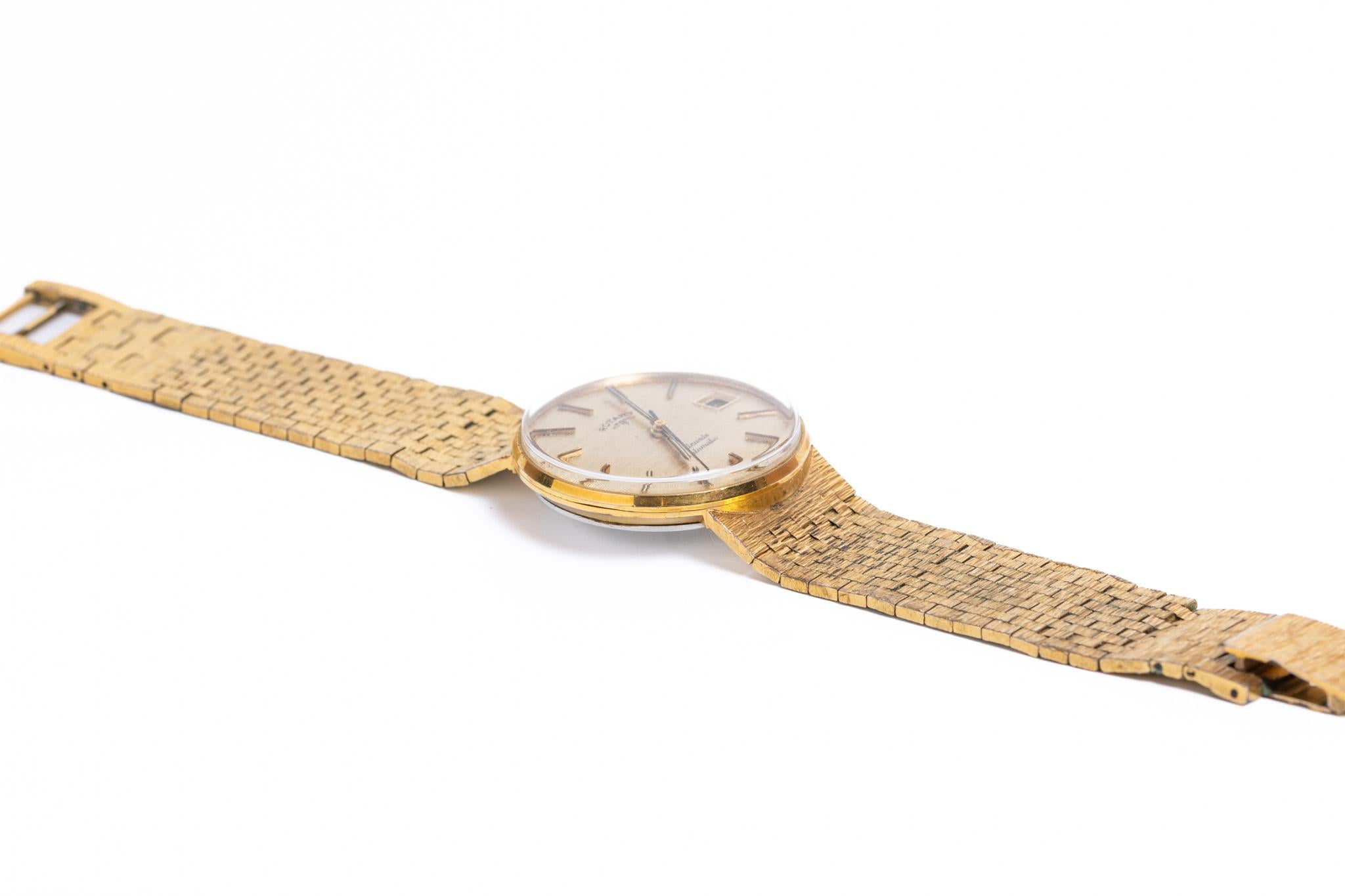 Un llamativo y raro reloj de pulsera Rotary de fabricación suiza de los años 70, con un movimiento automático de 25 rubíes alojado en una caja chapada en oro pulido. Este reloj captura a la perfección el refinado minimalismo del diseño de mediados