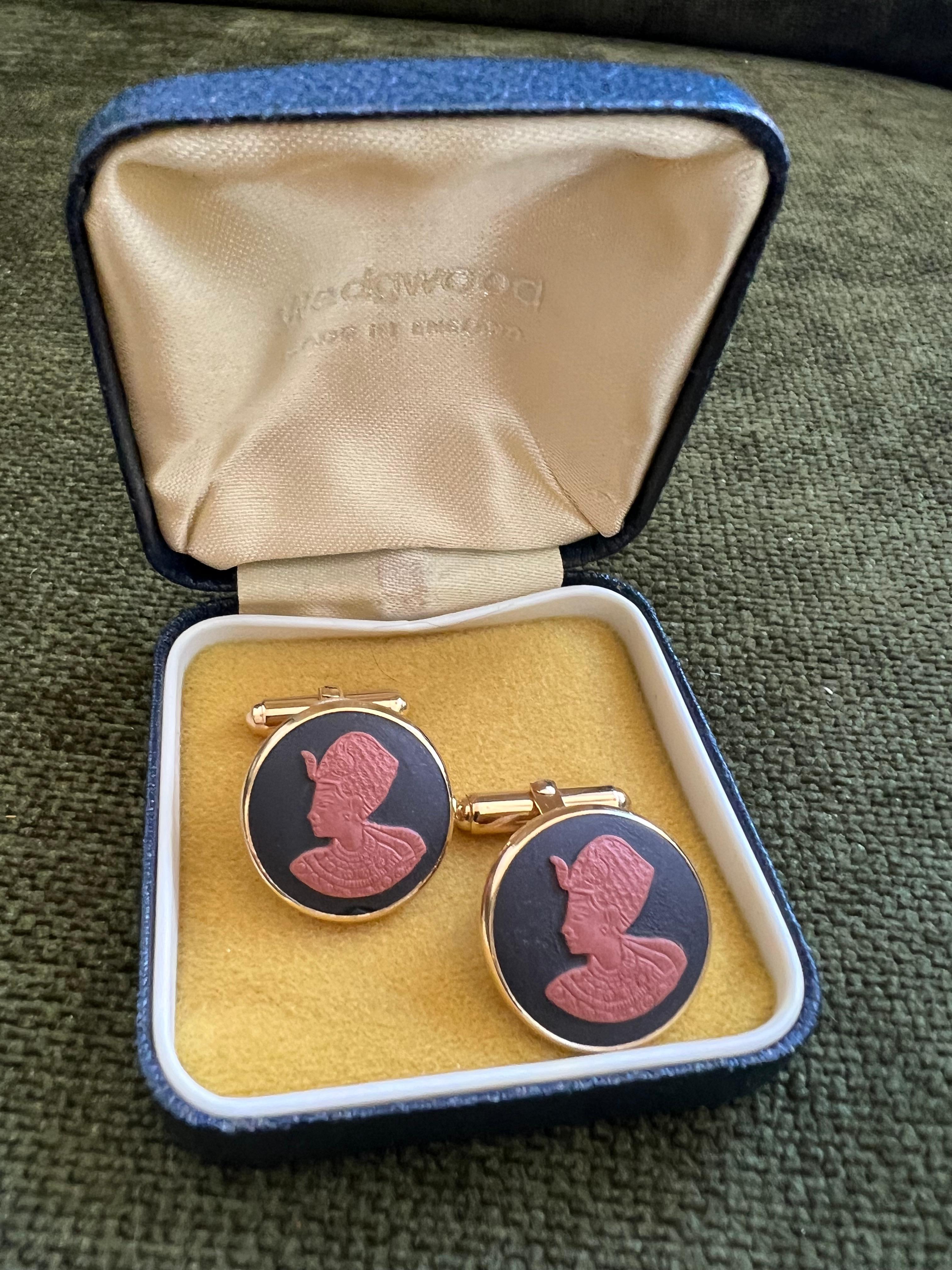 Art Deco Rare Vintage Royal British Cleopatra “Wedgwood” Gold Plate Cufflinks Circa 1960 For Sale