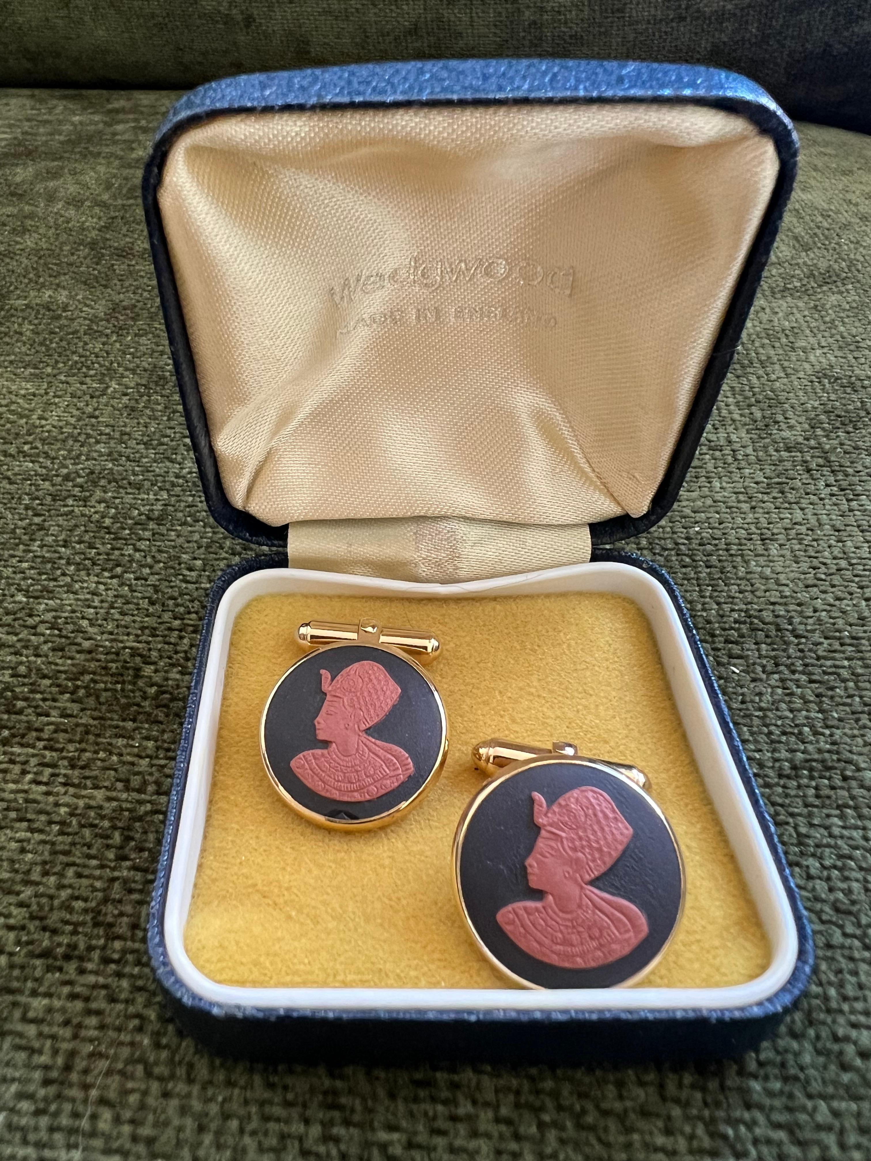 Bullet Cut Rare Vintage Royal British Cleopatra “Wedgwood” Gold Plate Cufflinks Circa 1960 For Sale