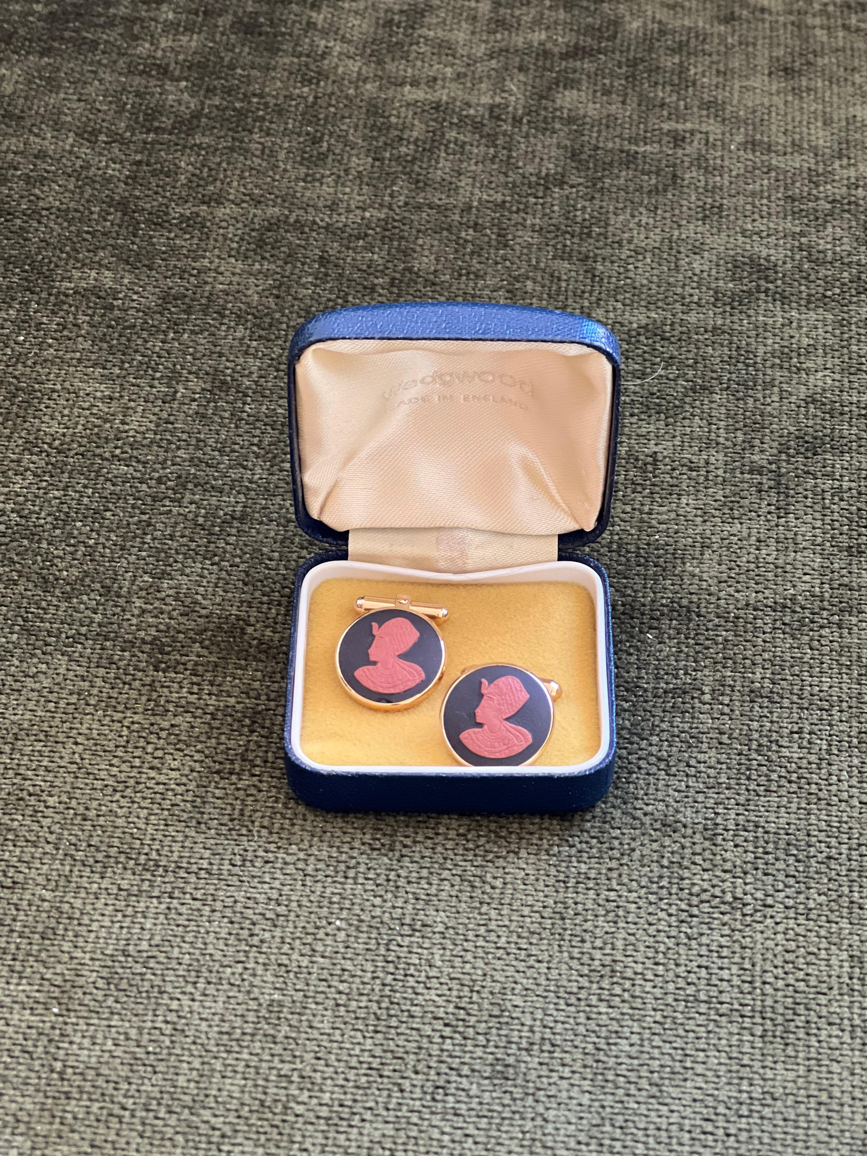 Rare Vintage Royal British Cleopatra “Wedgwood” Gold Plate Cufflinks Circa 1960 In Excellent Condition For Sale In New York, NY