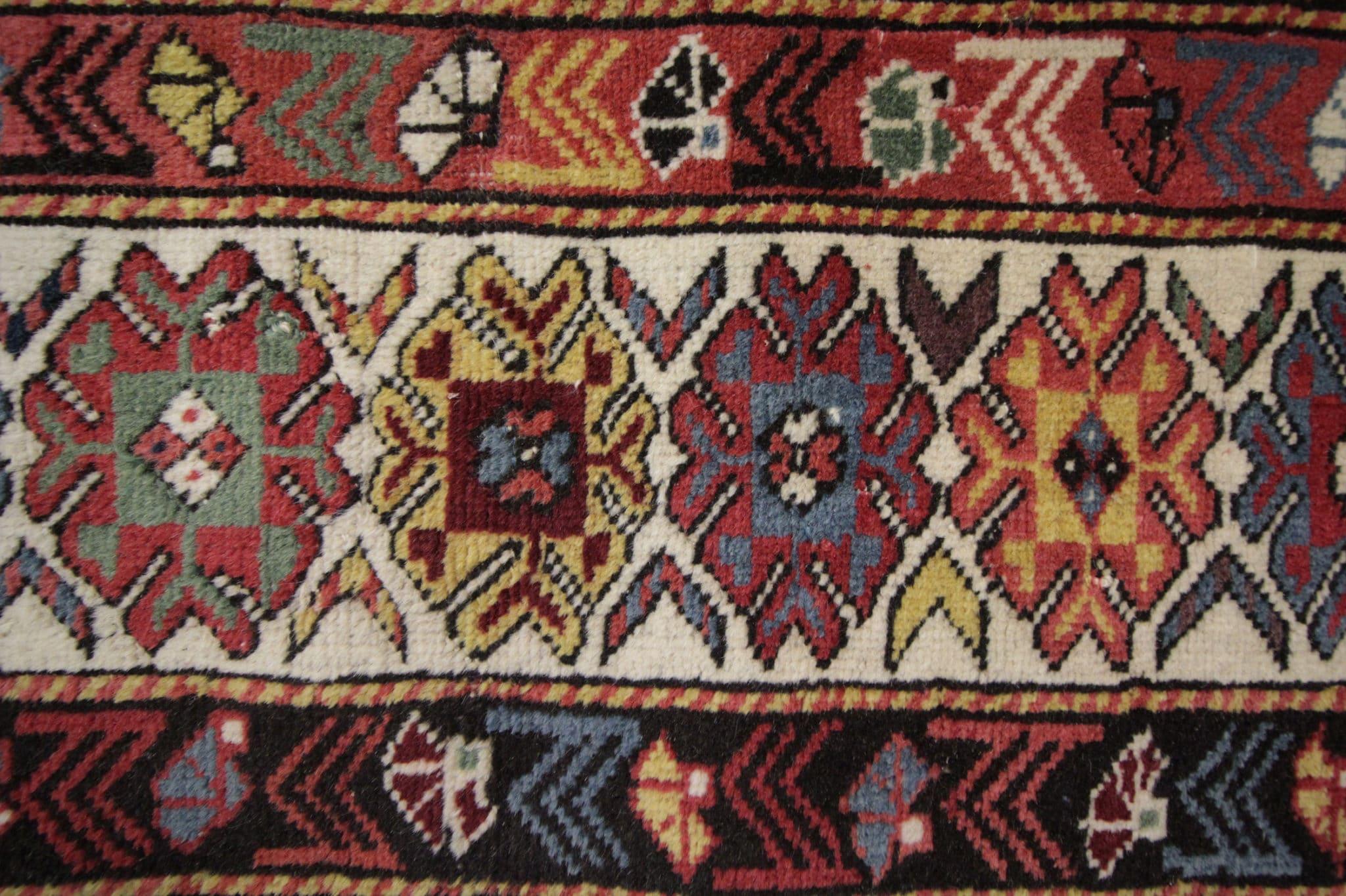 Machen Sie eine Reise durch die Zeit mit unserem seltenen Vintage-Teppich, einem Meisterwerk der Handwerkskunst aus der Region Schirwan im Kaukasus. Dieser Teppich, der mit großer Sorgfalt von Hand geknüpft wird, trägt das reiche Erbe traditioneller