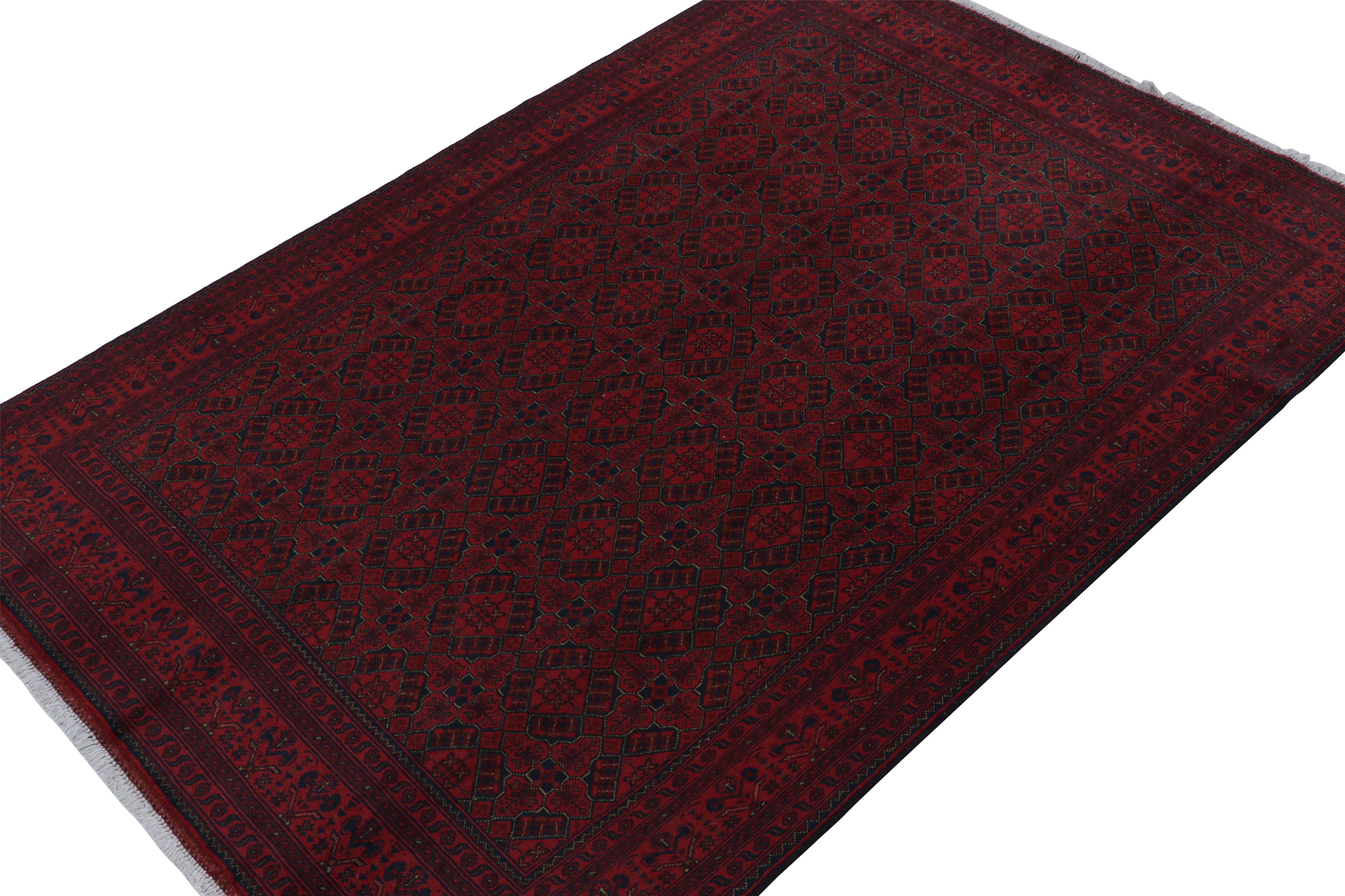 Dieser 7x10 große Baluch-Teppich aus handgeknüpfter Wolle repräsentiert eine neue Linie von Stammesteppichen in der Modern Classics Collection'S von Rug & Kilim. Jedes Stück  steht für die Arbeit von Weberinnen in Afghanistan, die die reiche